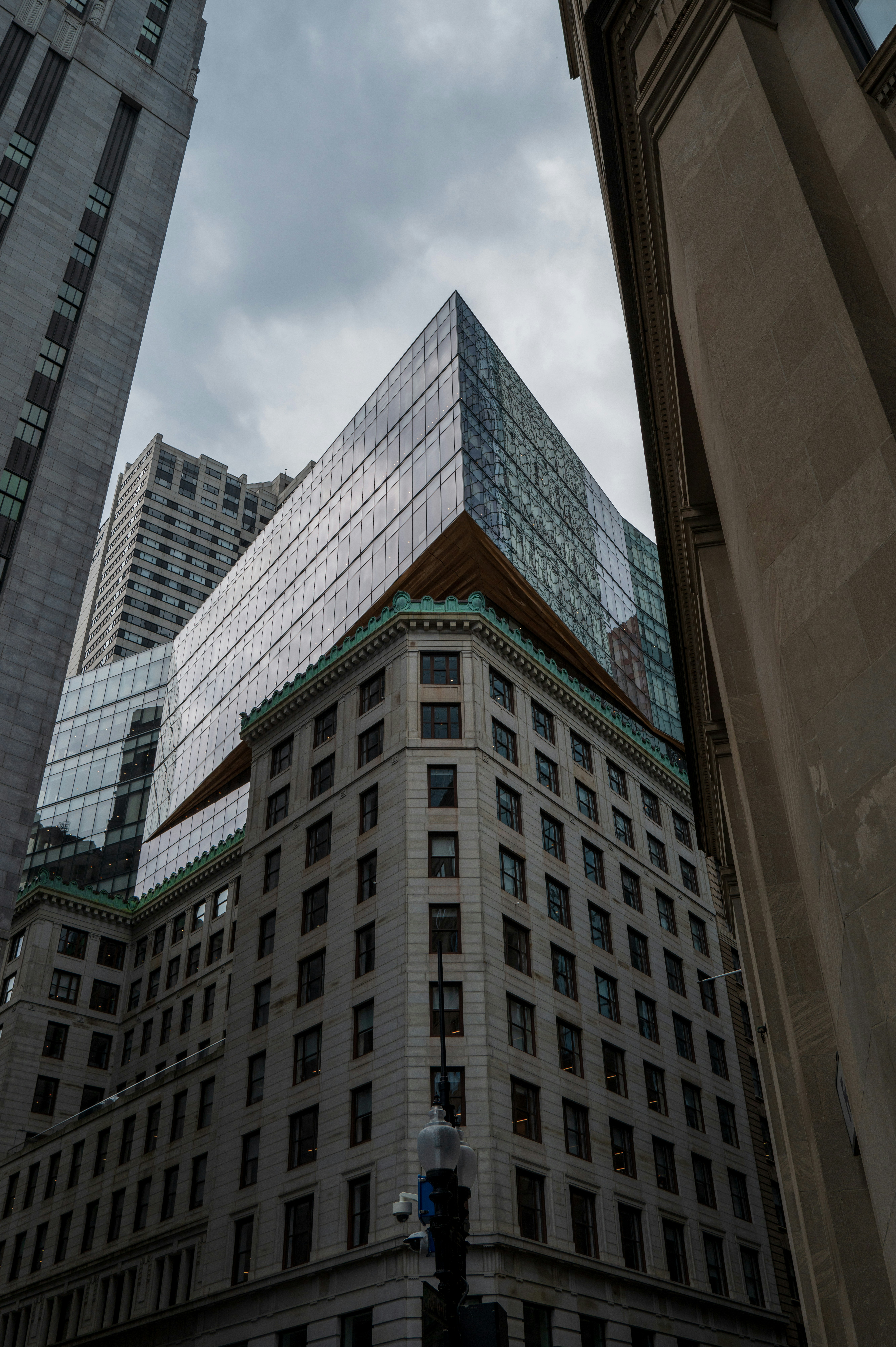 A tall building sitting between two other tall buildings