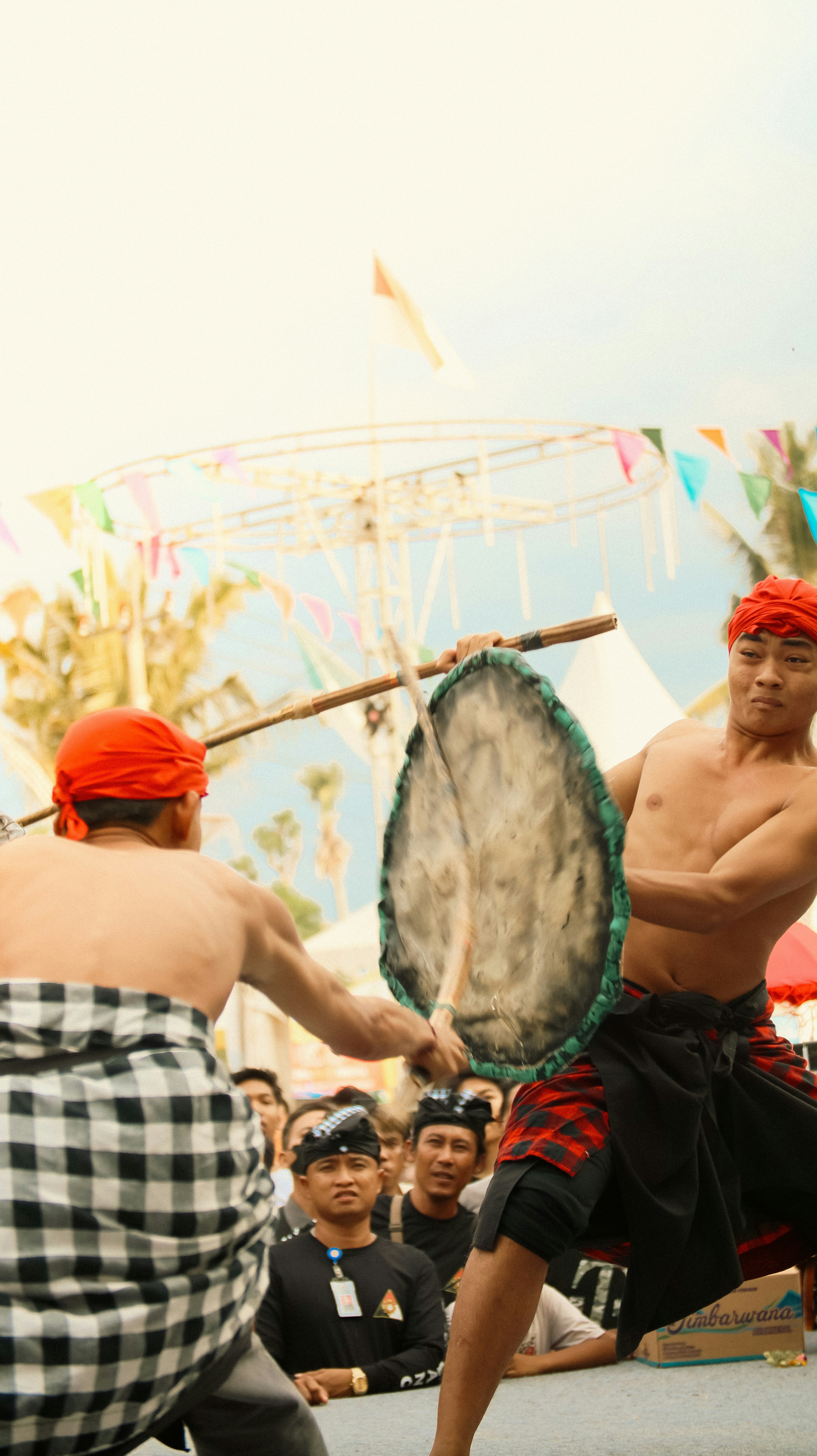 Sekelompok pria bermain drum
