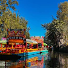 Colorida trajinera tradicional del lago de Xochimilco en la Ciudad de México