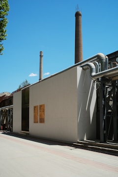 A train traveling down train tracks next to a building