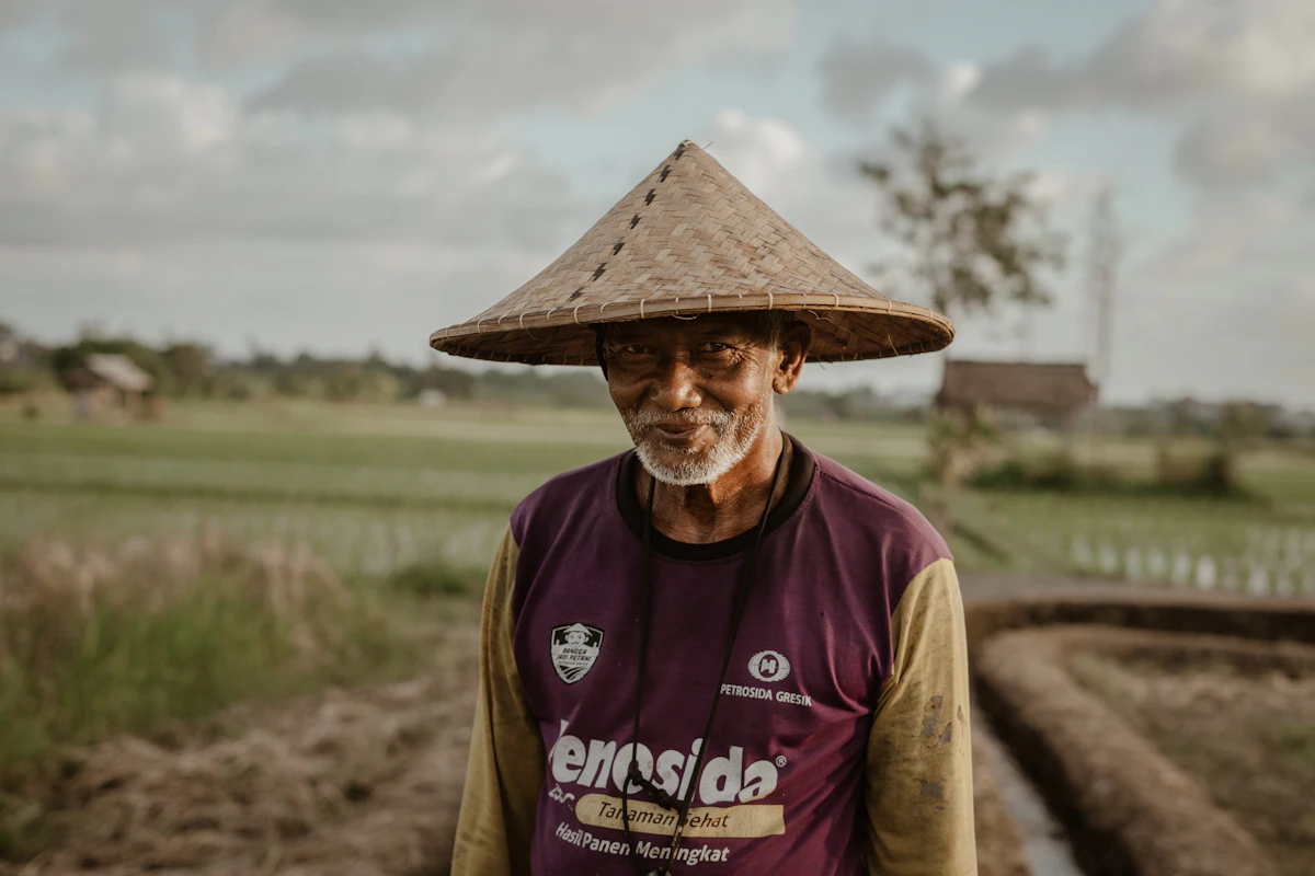 Pemilik usaha tradisional Indonesia sedang menganalisis grafik transformasi digital untuk efisiensi bisnis 2026