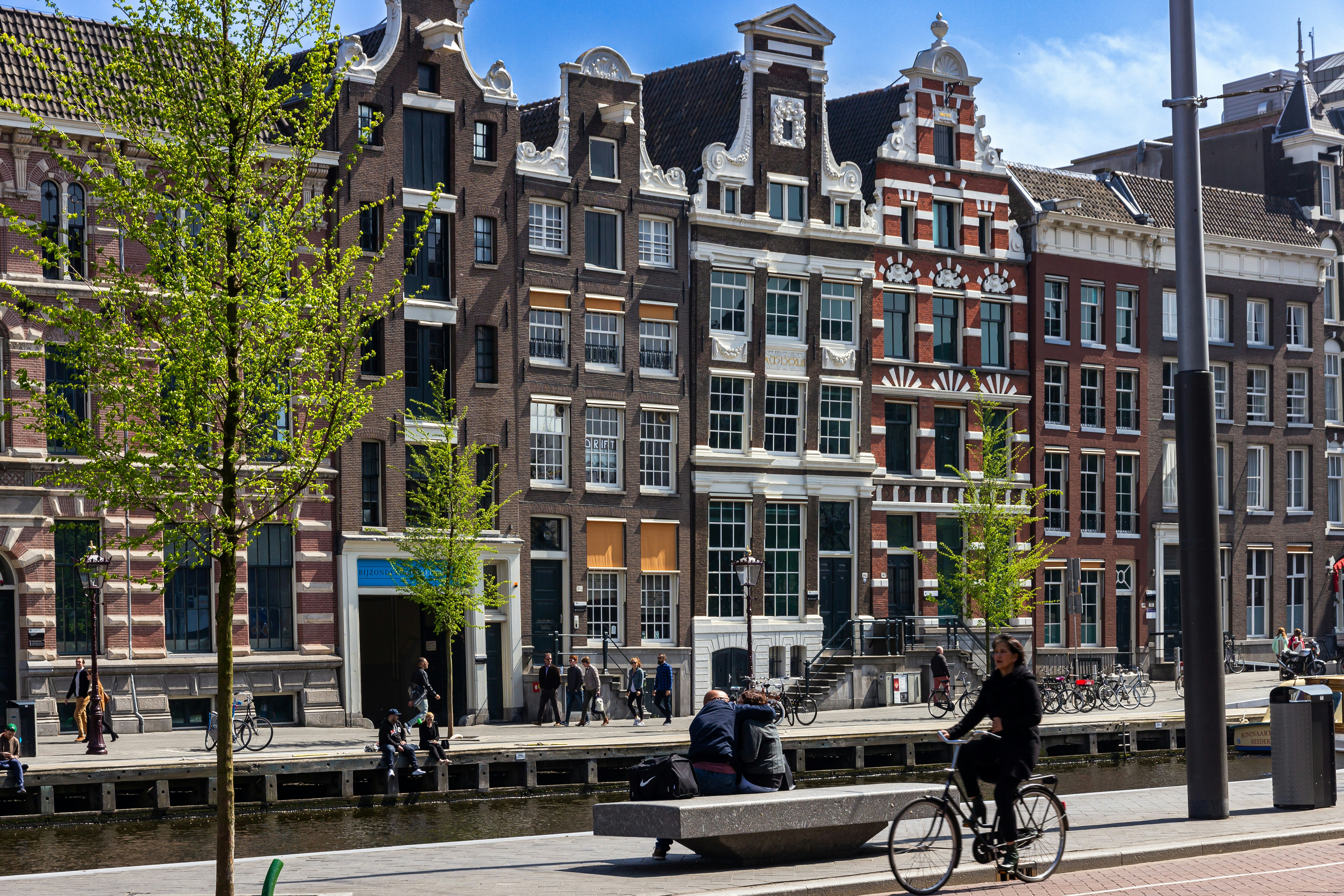 Bilgisayar başında Hollanda'daki iş ilanlarını inceleyen ve kariyer planlaması yapan bir profesyonelin çalışma ortamı.