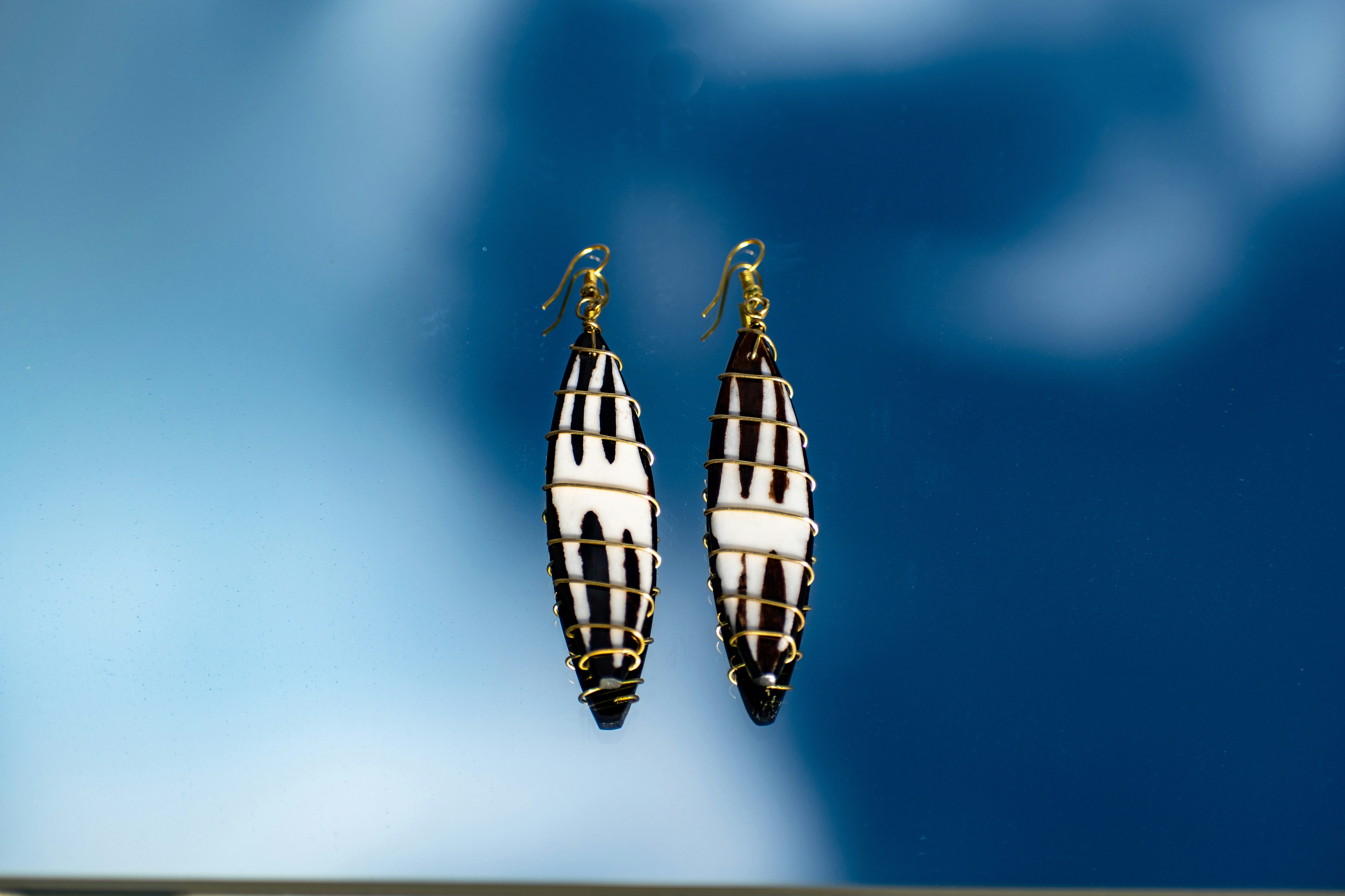 Un paio di orecchini in bianco e nero appesi a un gancio