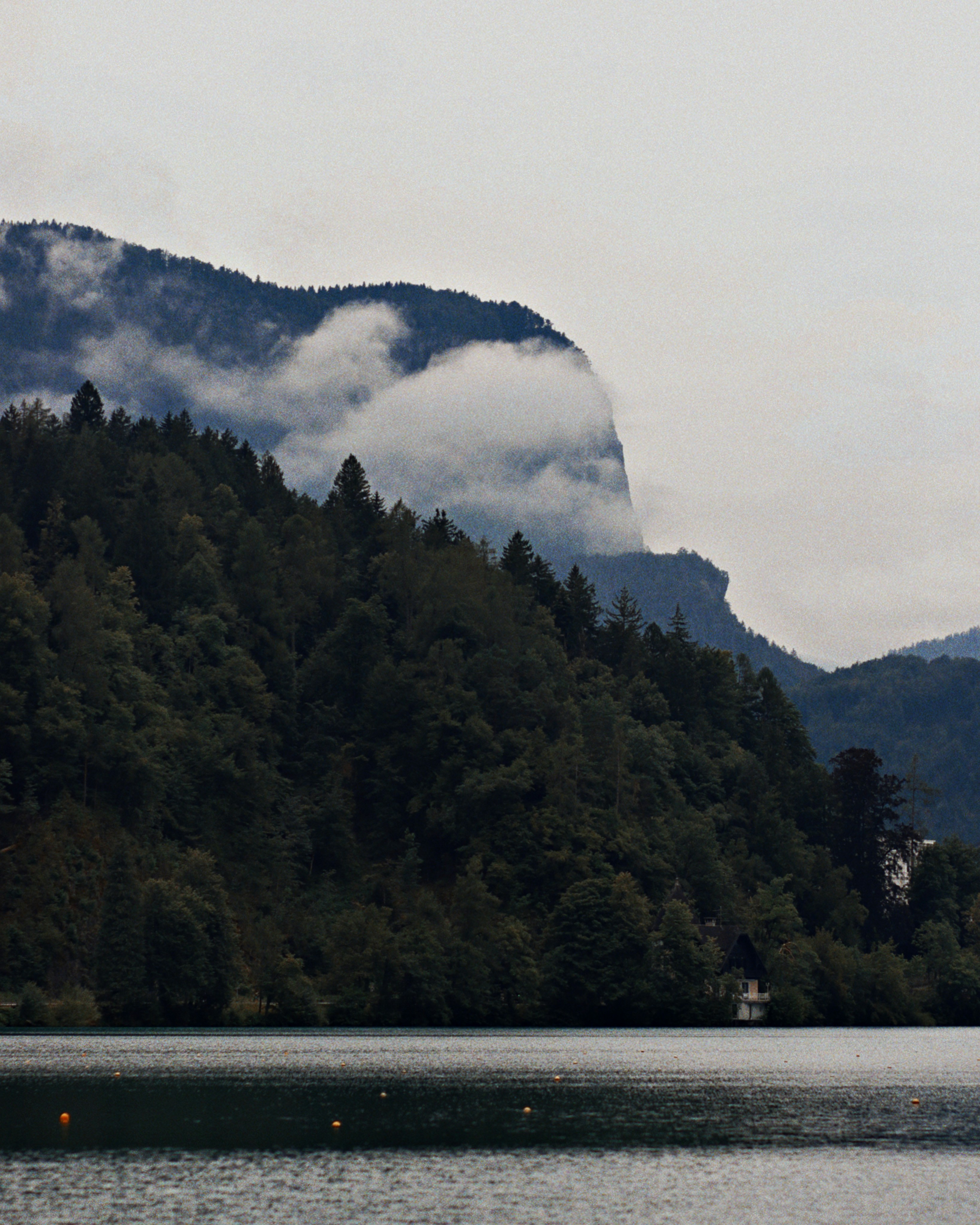 Una gran masa de agua rodeada de montañas