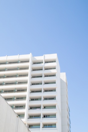 A tall white building sitting next to a tall white building