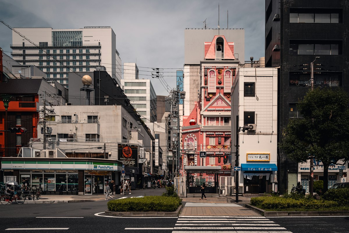 新旧の建物が並ぶ日本の街並みと横断歩道