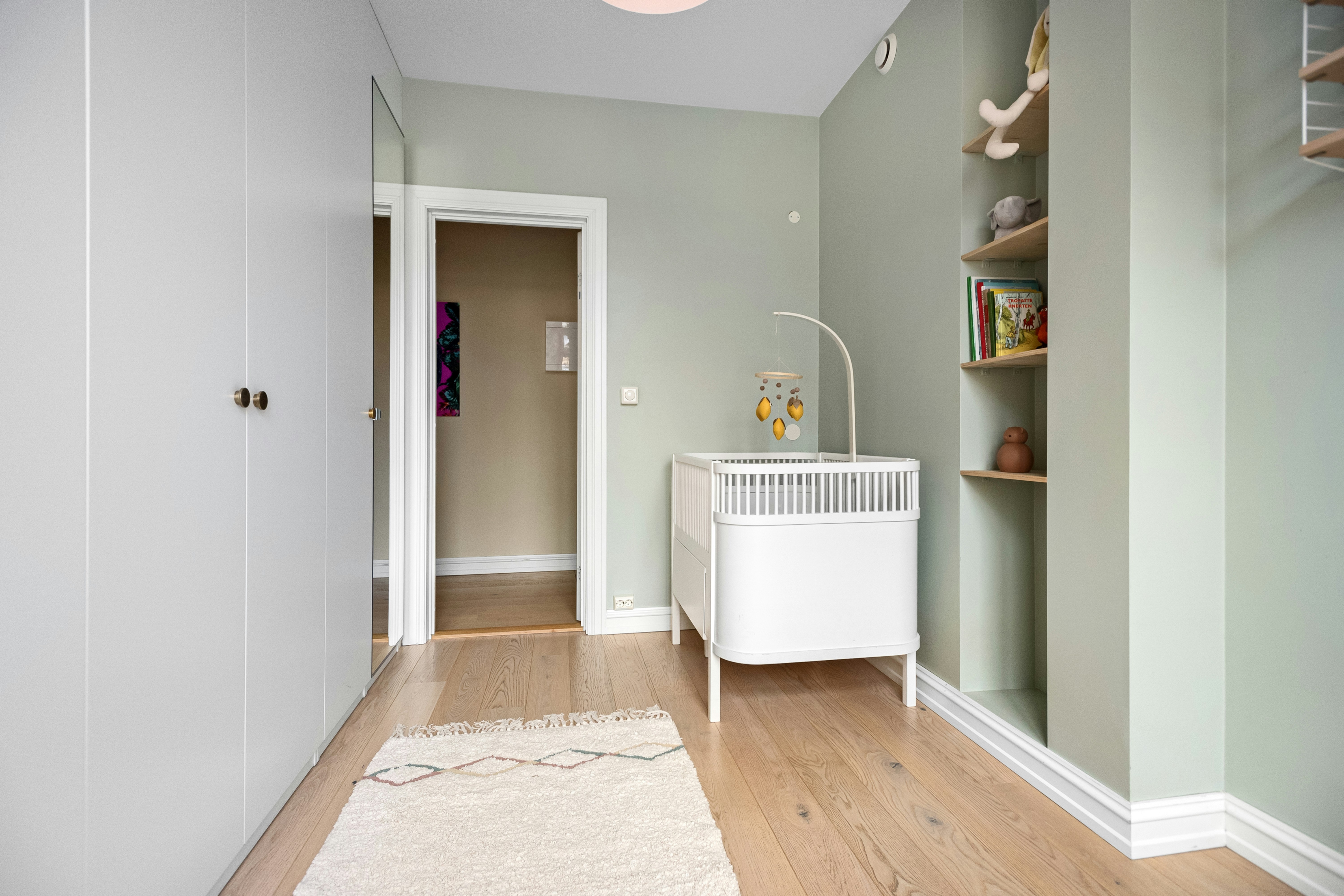 Una habitación con una alfombra blanca y un armario blanco foto – Imagen de  Diseño de interiores gratuita en Unsplash, image size:3000x2000