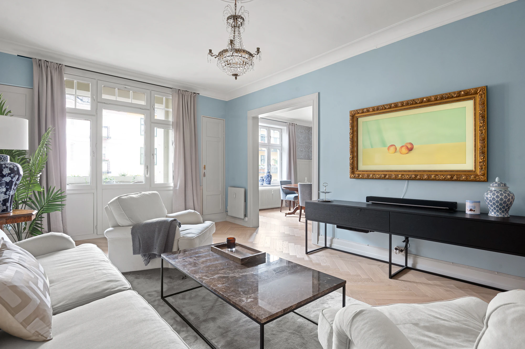 Salon lumineux d’un appartement urbain, parquet
