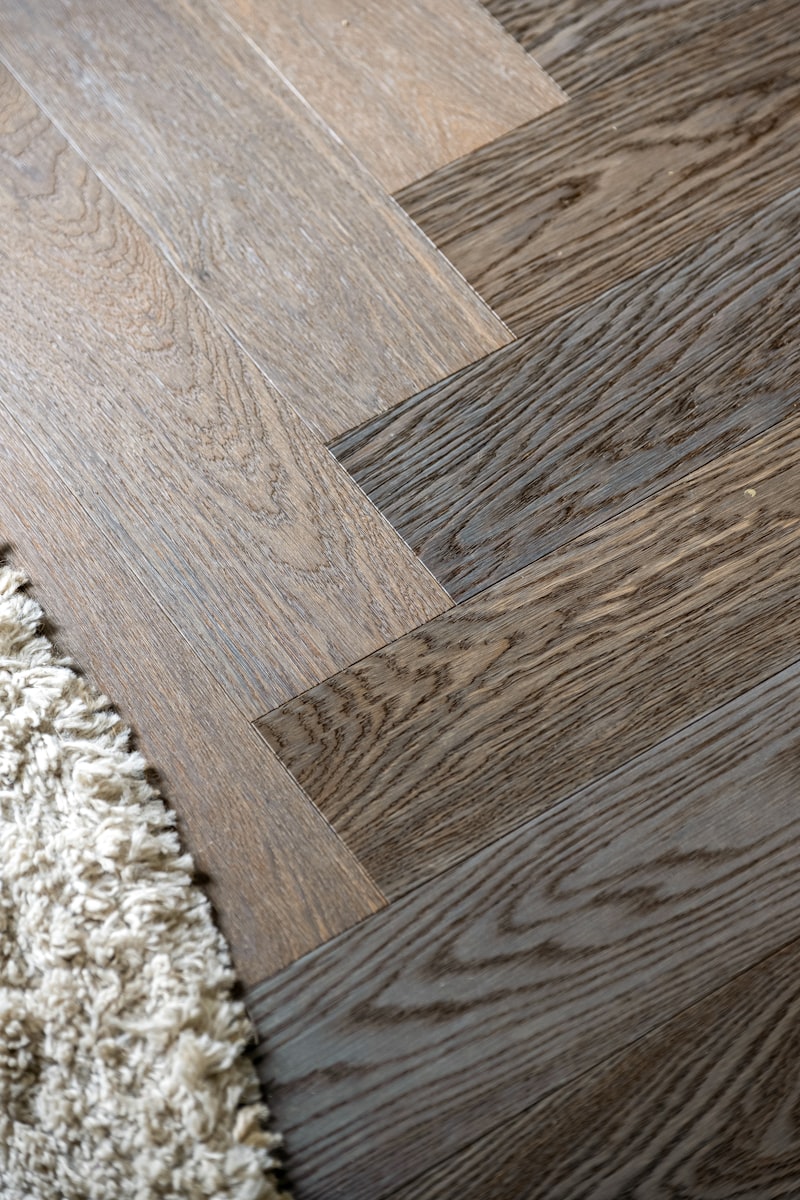 Holzboden mit hellem Teppich