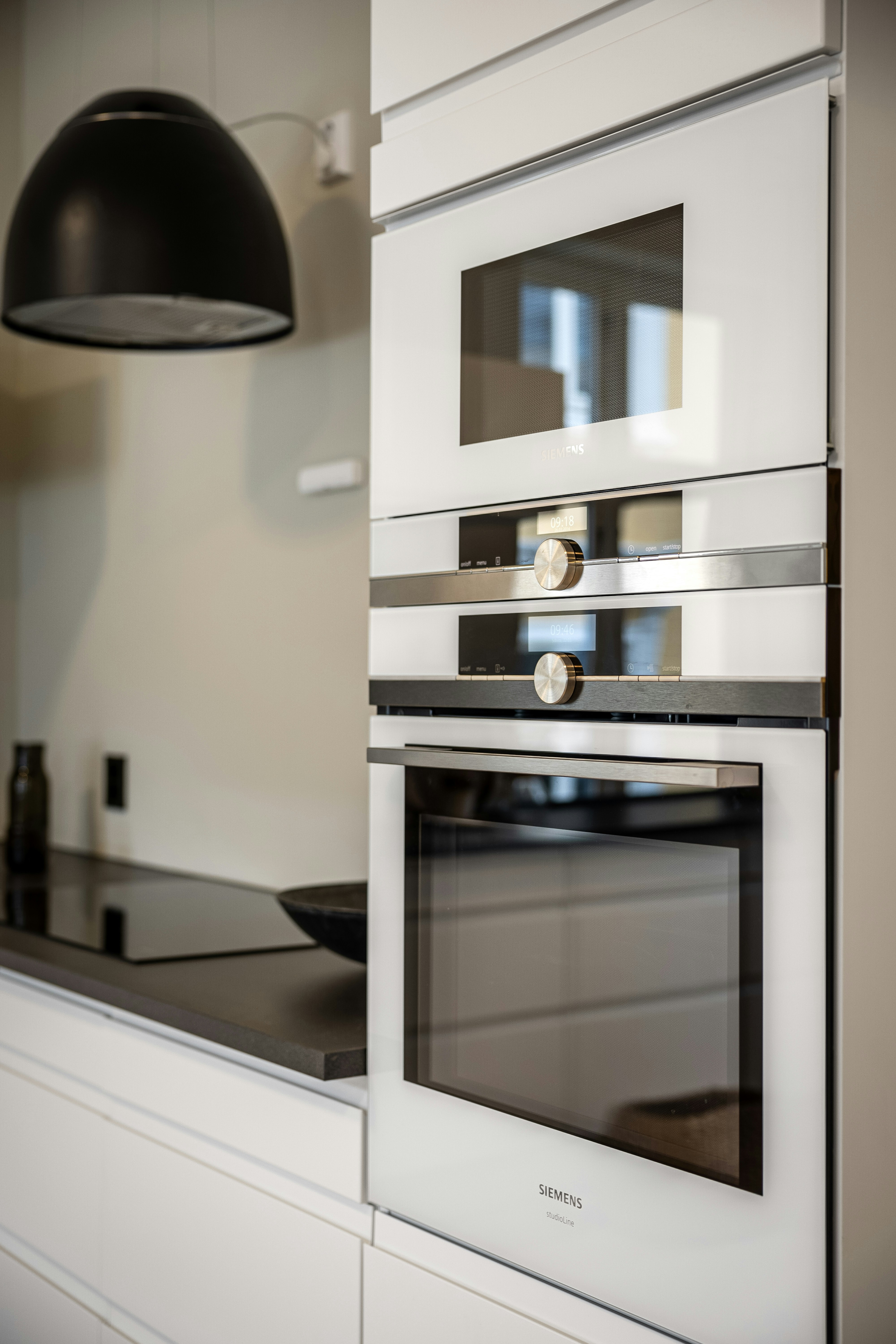 Electrocasnice moderne inclusiv mașină de spălat și frigider alb