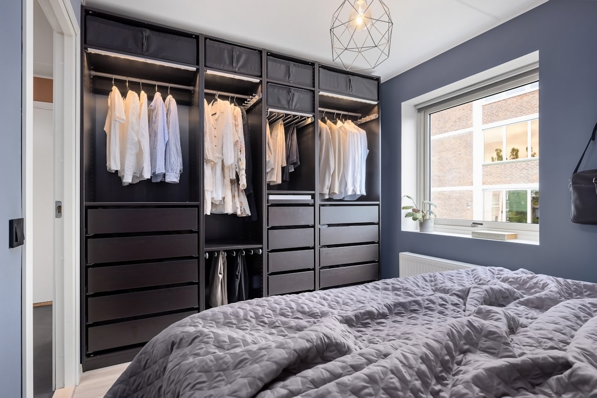 Moderner Kleiderschrank im Schlafzimmer