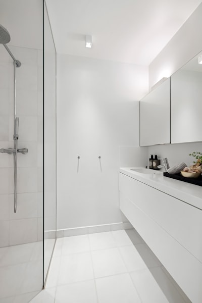 Helles Badezimmer mit ebenerdiger Dusche