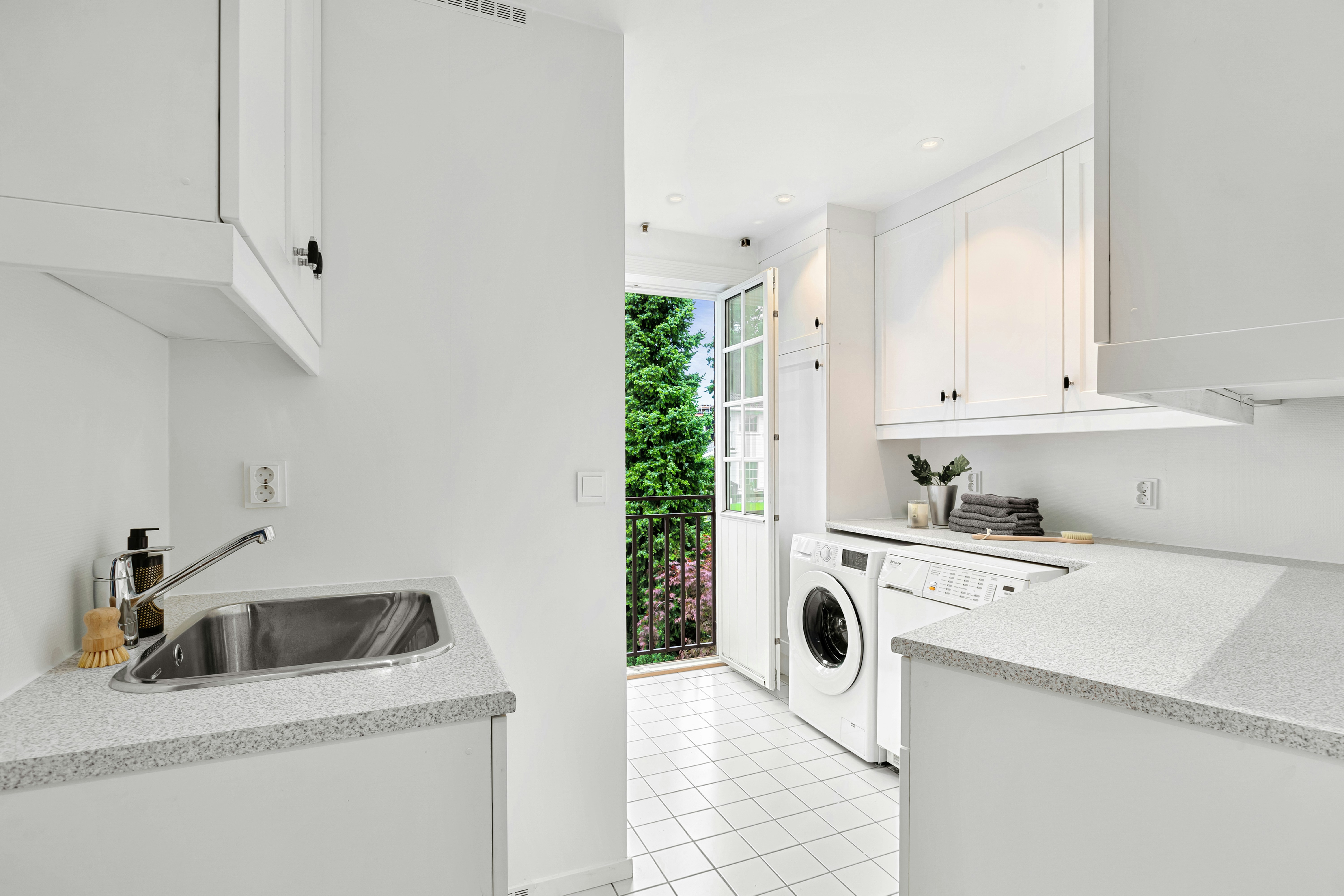 A white kitchen with a sink and a washer and dryer photo – Free ...
