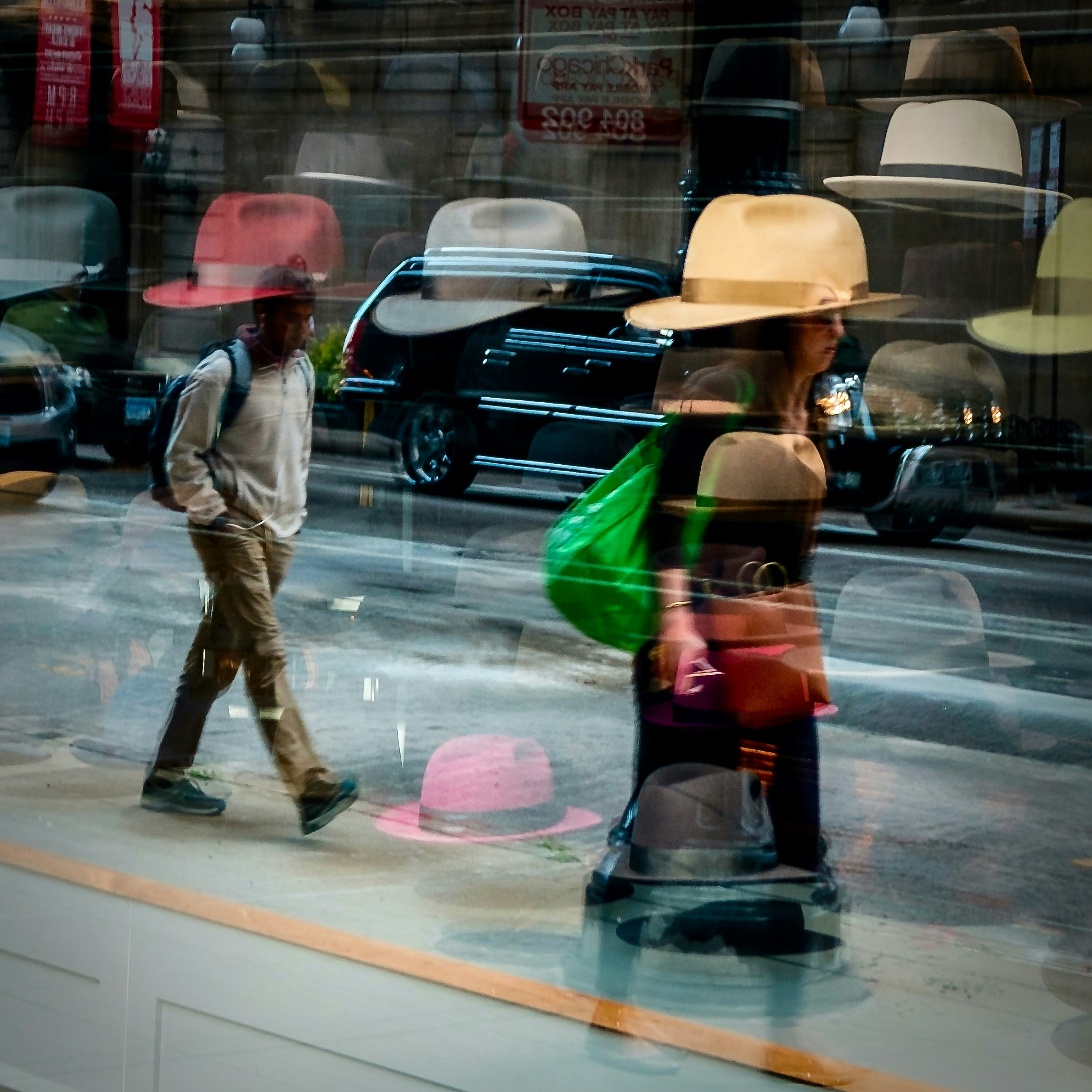 Ein Mann und eine Frau, die an einem Schaufenster vorbeigehen