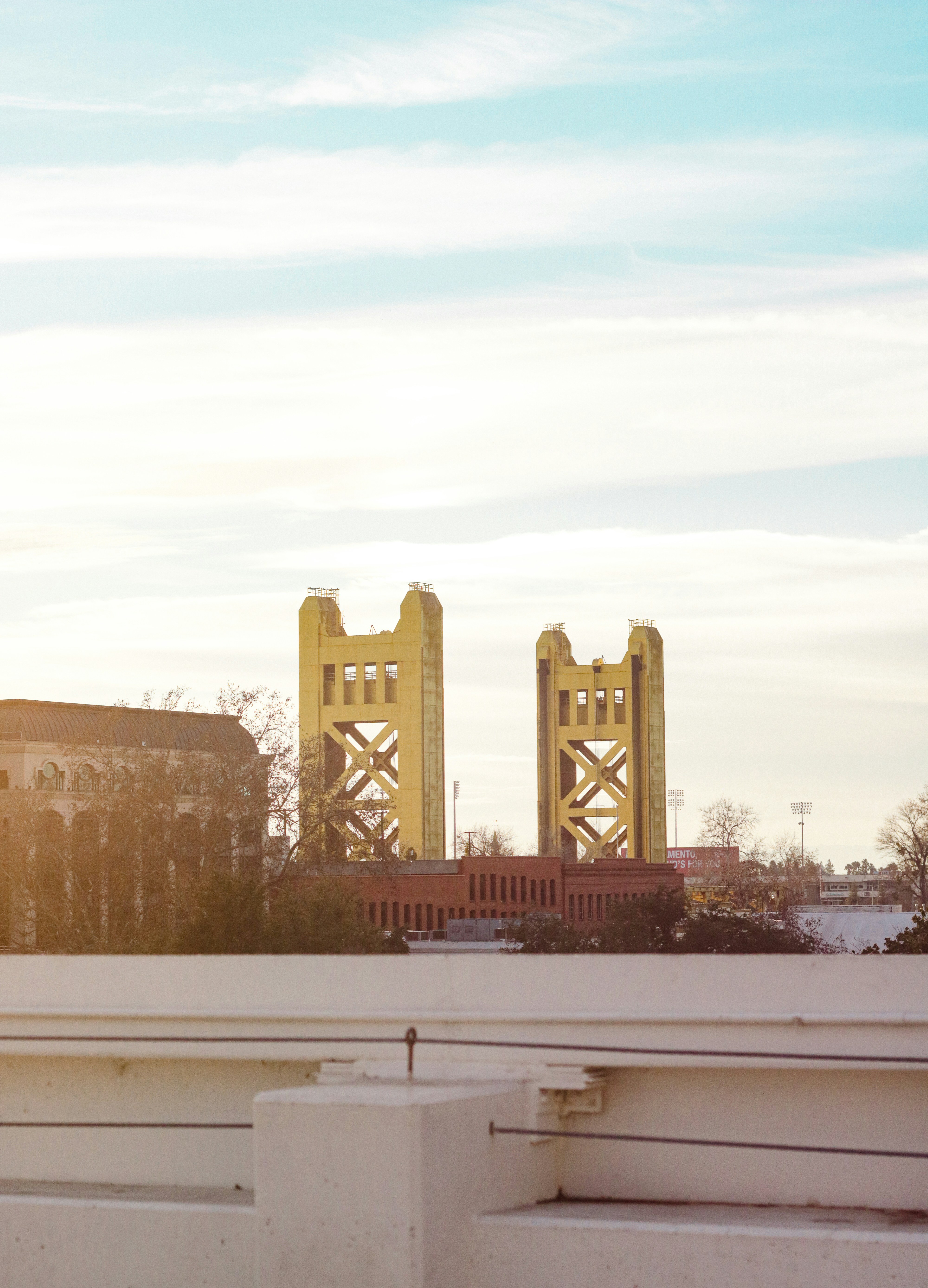 Um homem andando de skate em cima de um telhado
