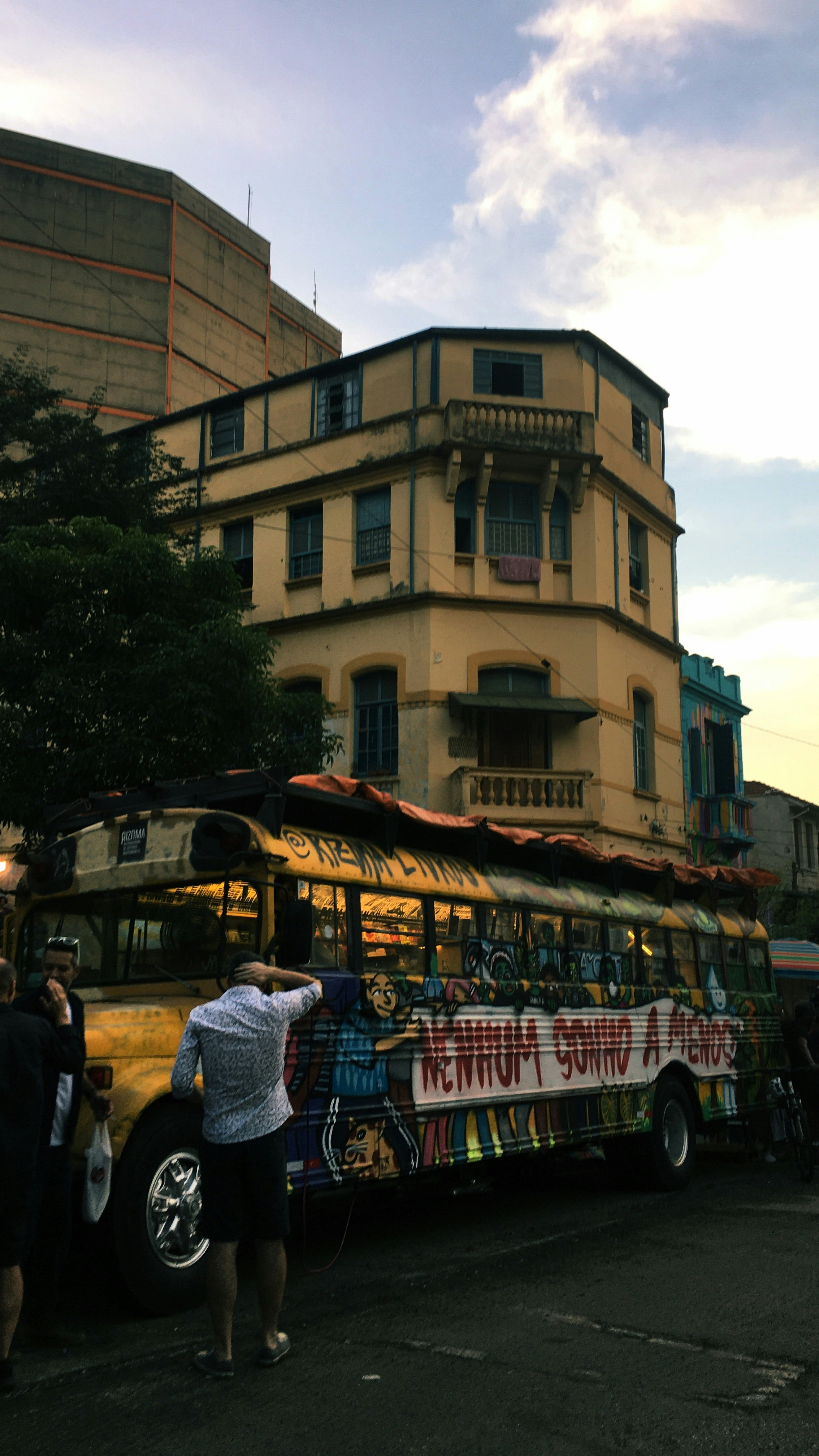 A bus parked in front of a tall building
