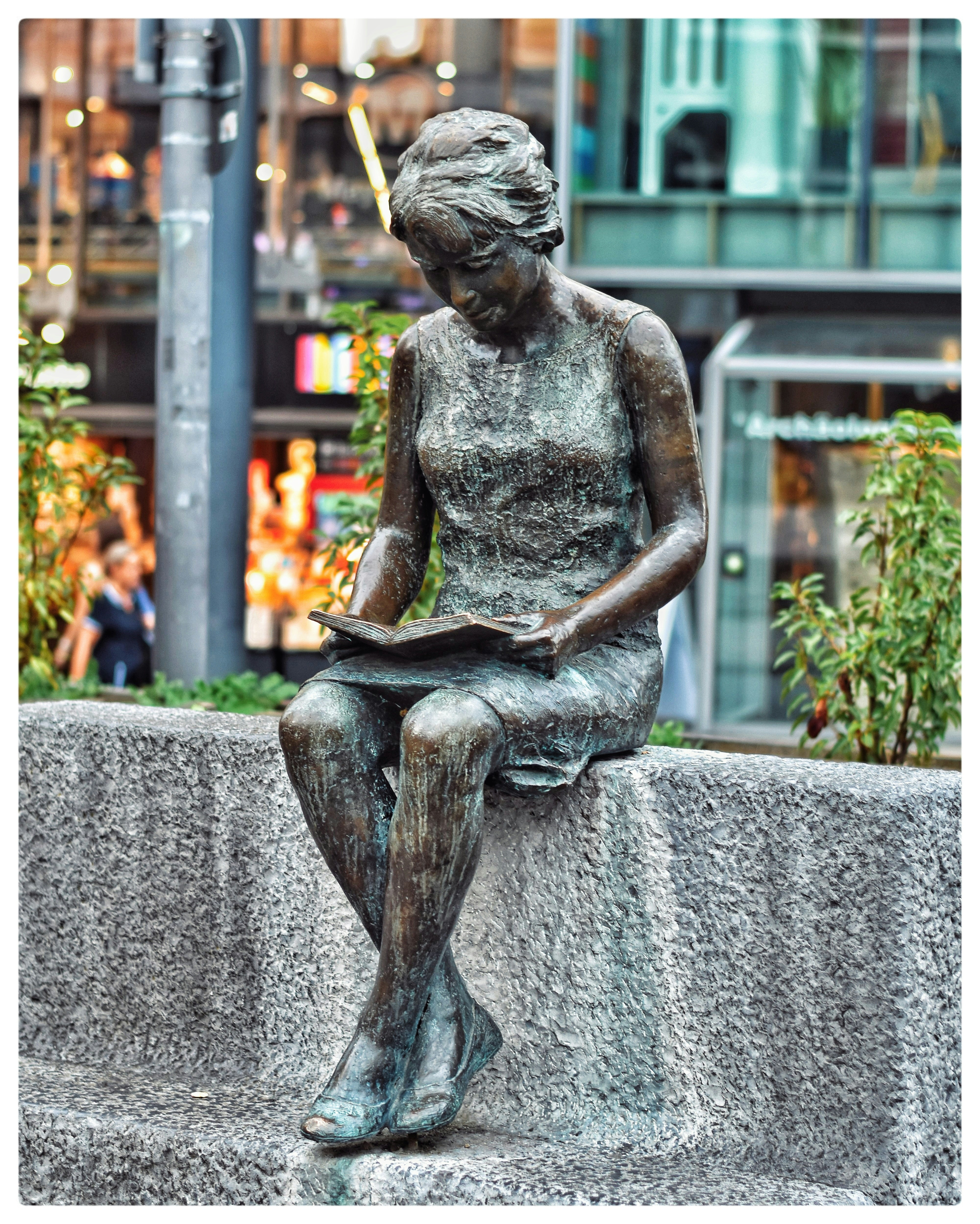 Eine Statue einer Frau, die ein Buch liest