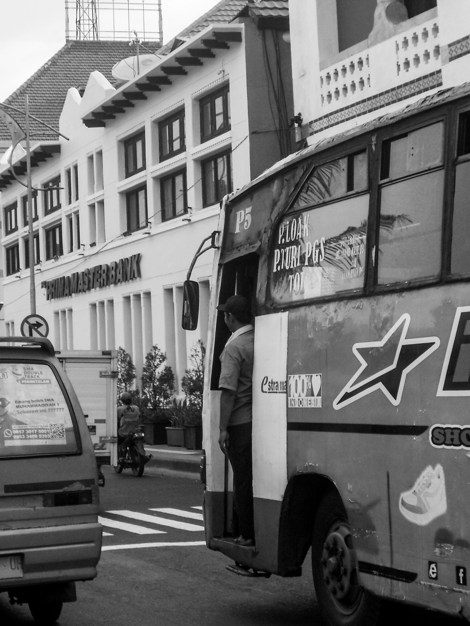 A black and white photo of a city street
