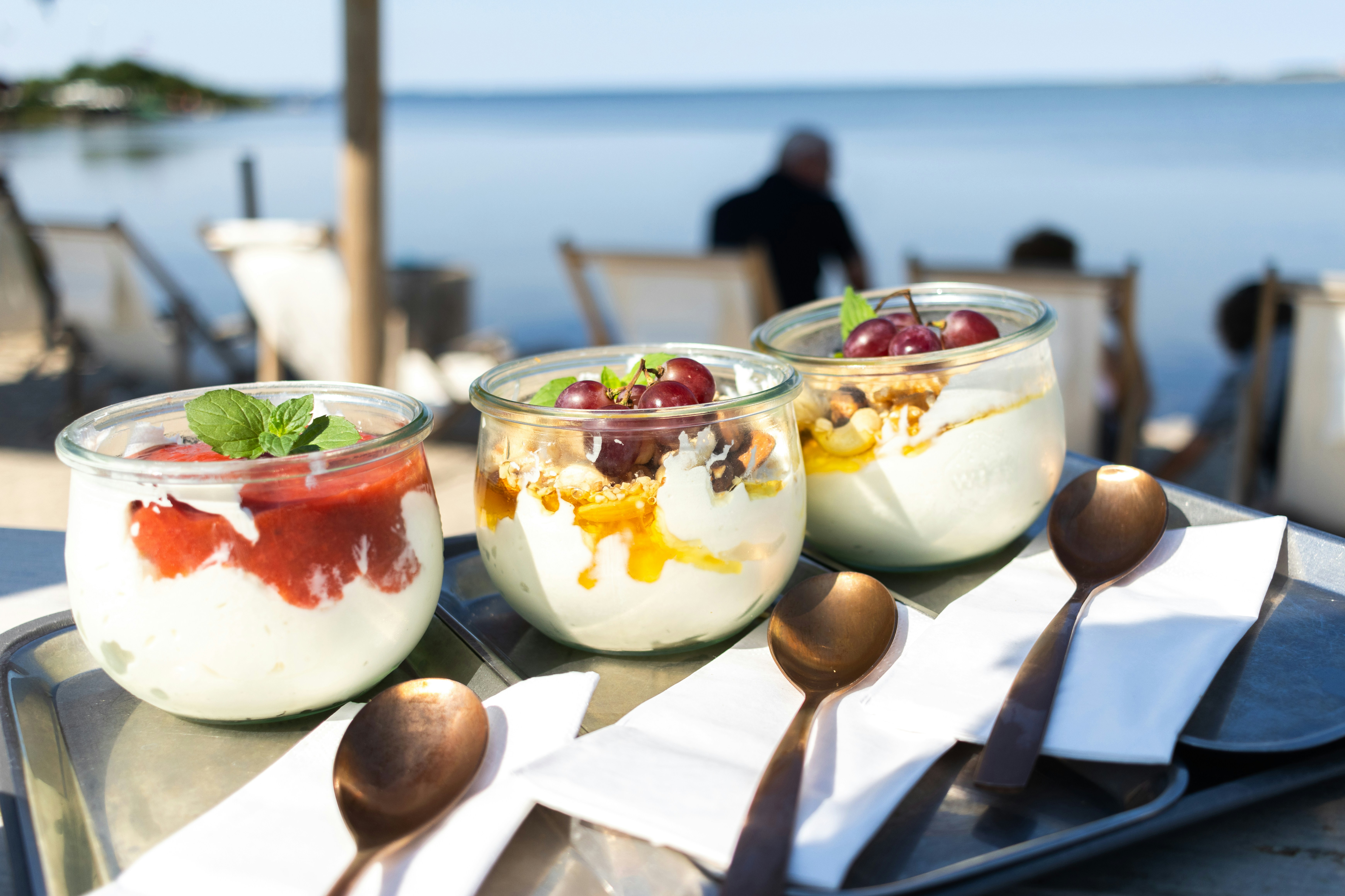 Un tavolo sormontato da dolci sopra un vassoio di metallo