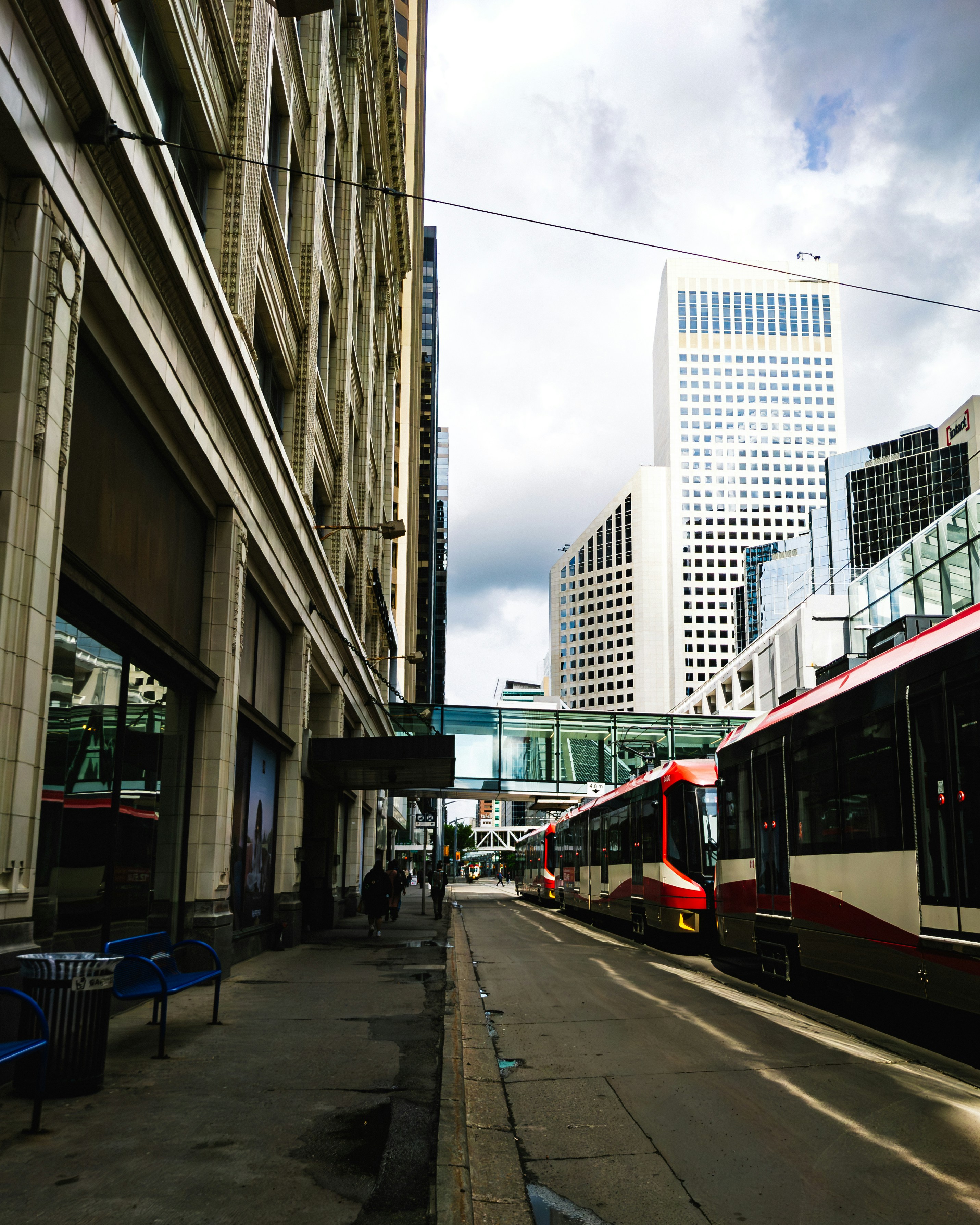 Ein paar Busse parkten nebeneinander auf einer Straße