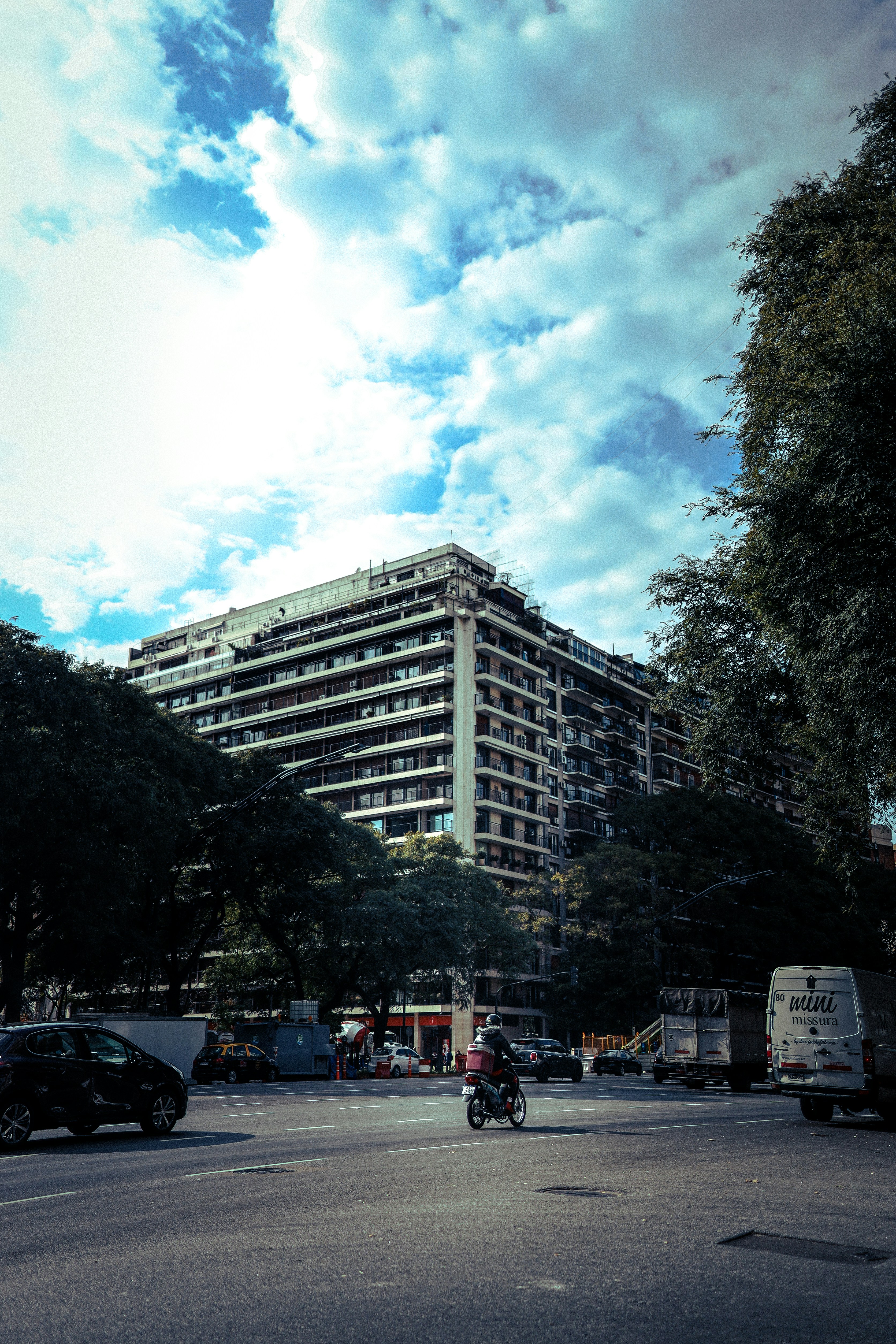 Une rue de la ville remplie de beaucoup de circulation et de grands immeubles