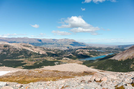 Montanhas e vale na região de El Chaltén, Patagônia