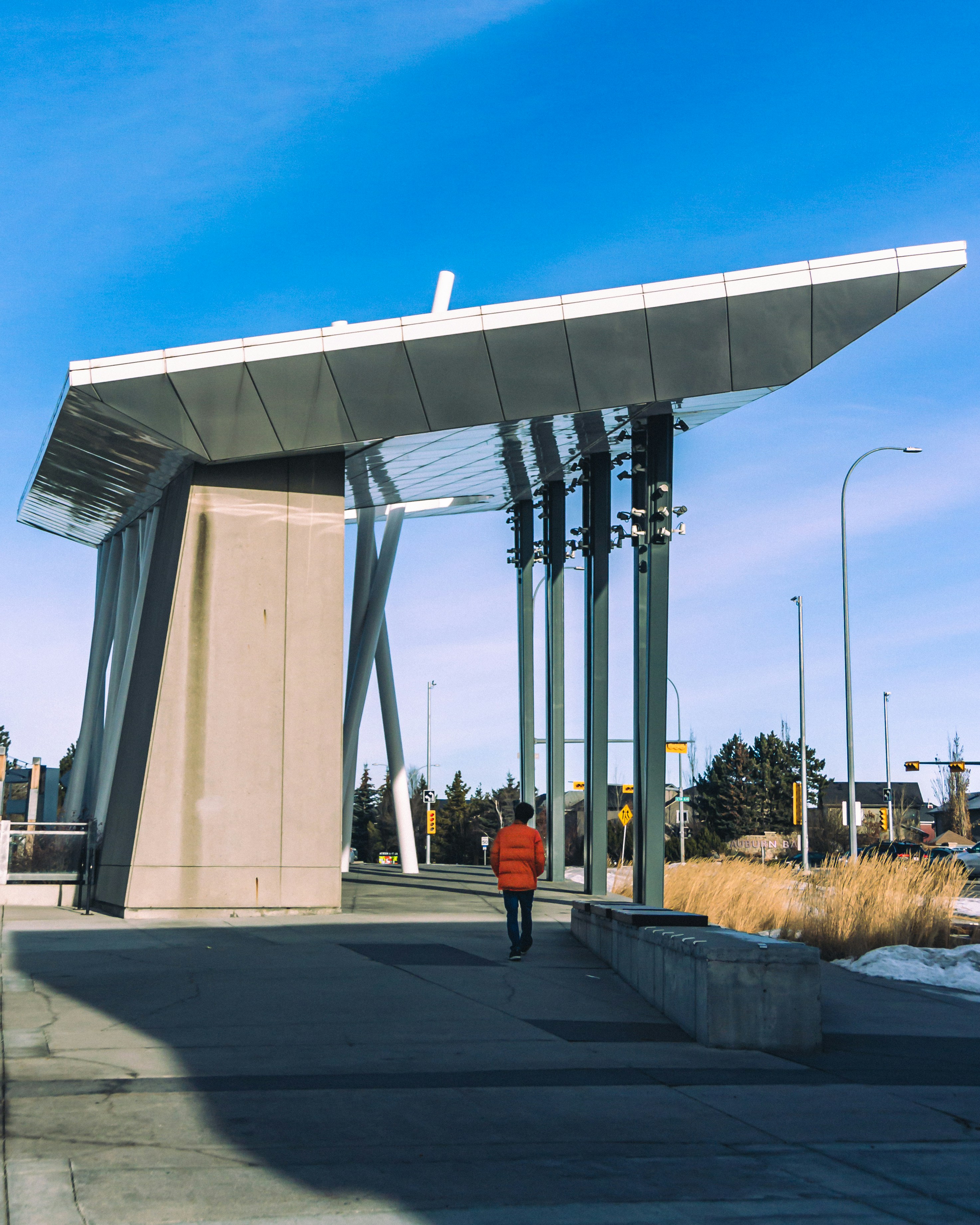 Une personne marchant sur un trottoir devant un immeuble
