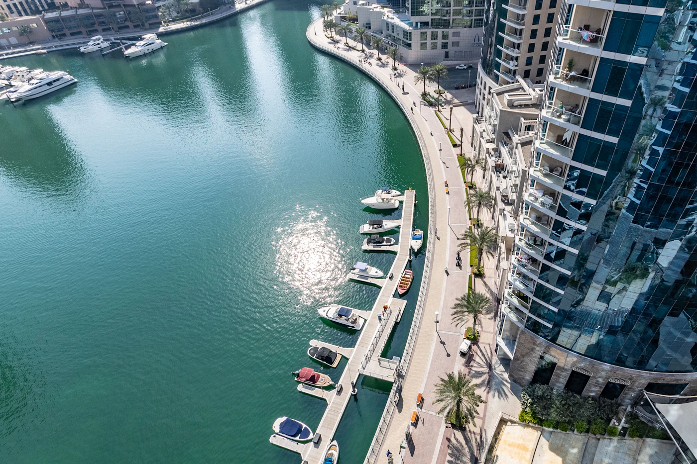 Boote und Wasserweg zwischen den Hochhäusern der Marina