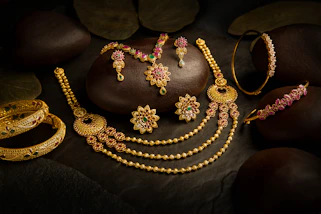 A bunch of jewelry sitting on top of a table