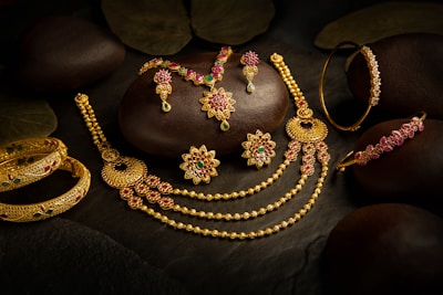 A bunch of jewelry sitting on top of a table