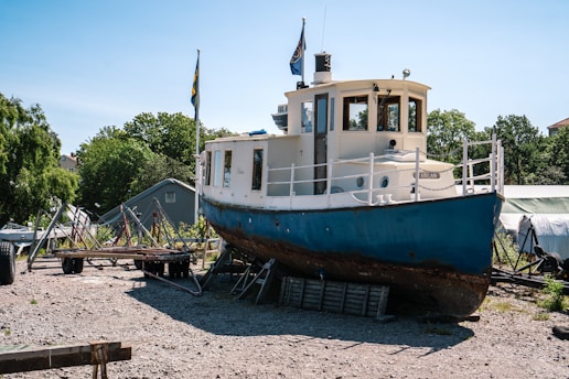 A boat sitting on top of a sandy beach
