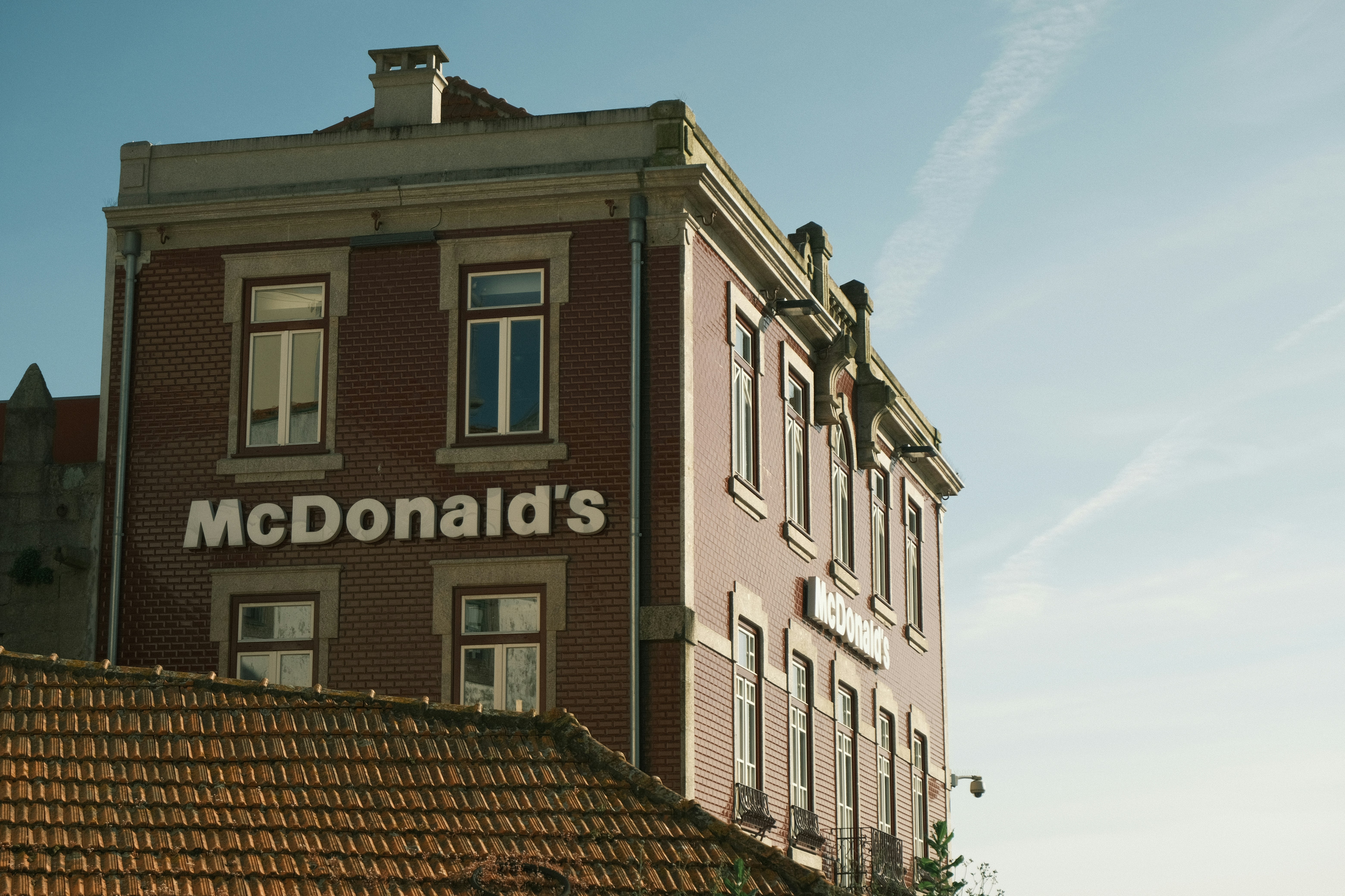 A tall brown building with a mcdonald's sign on it's side