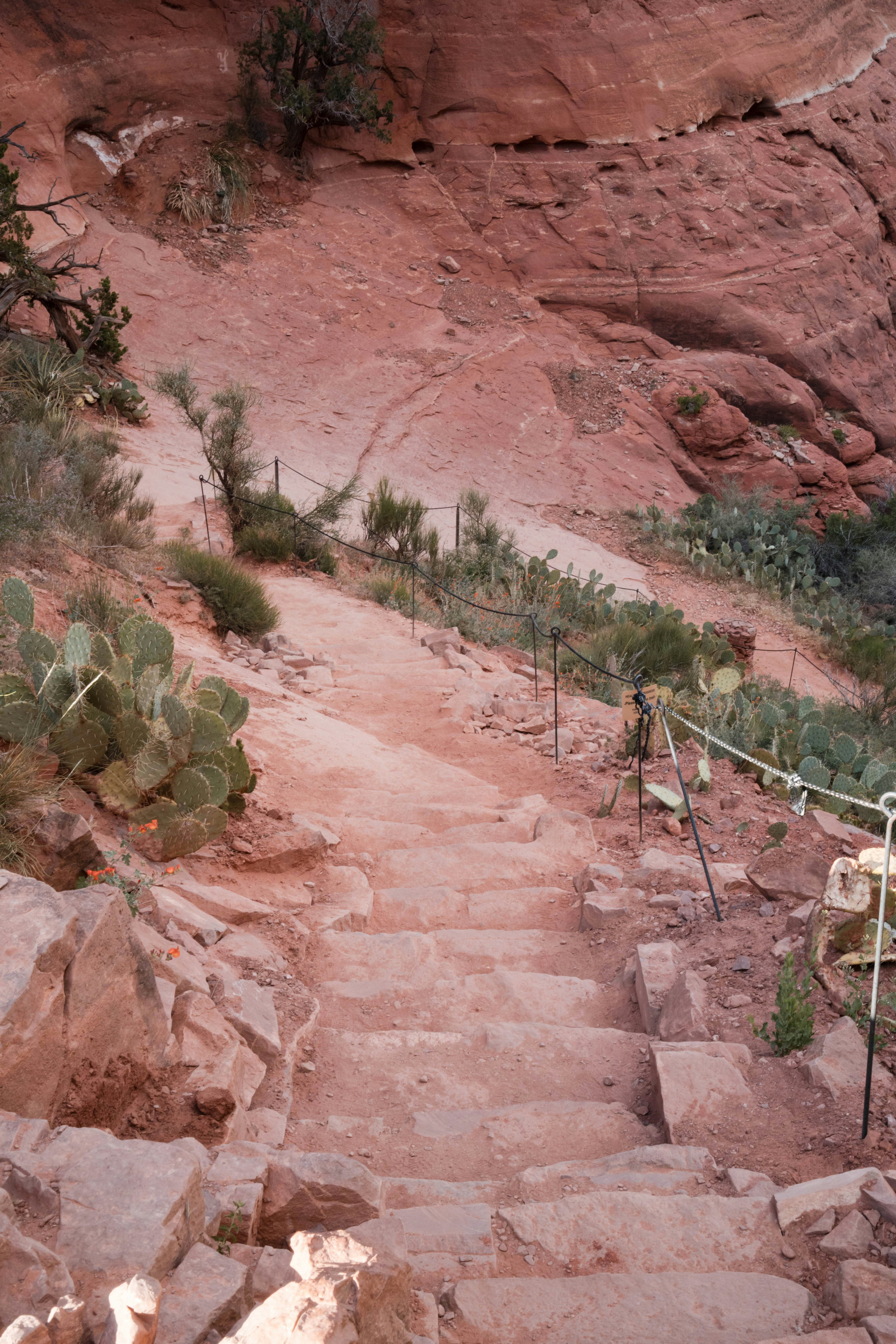 Eine Treppe, die auf den Gipfel eines Berges führt