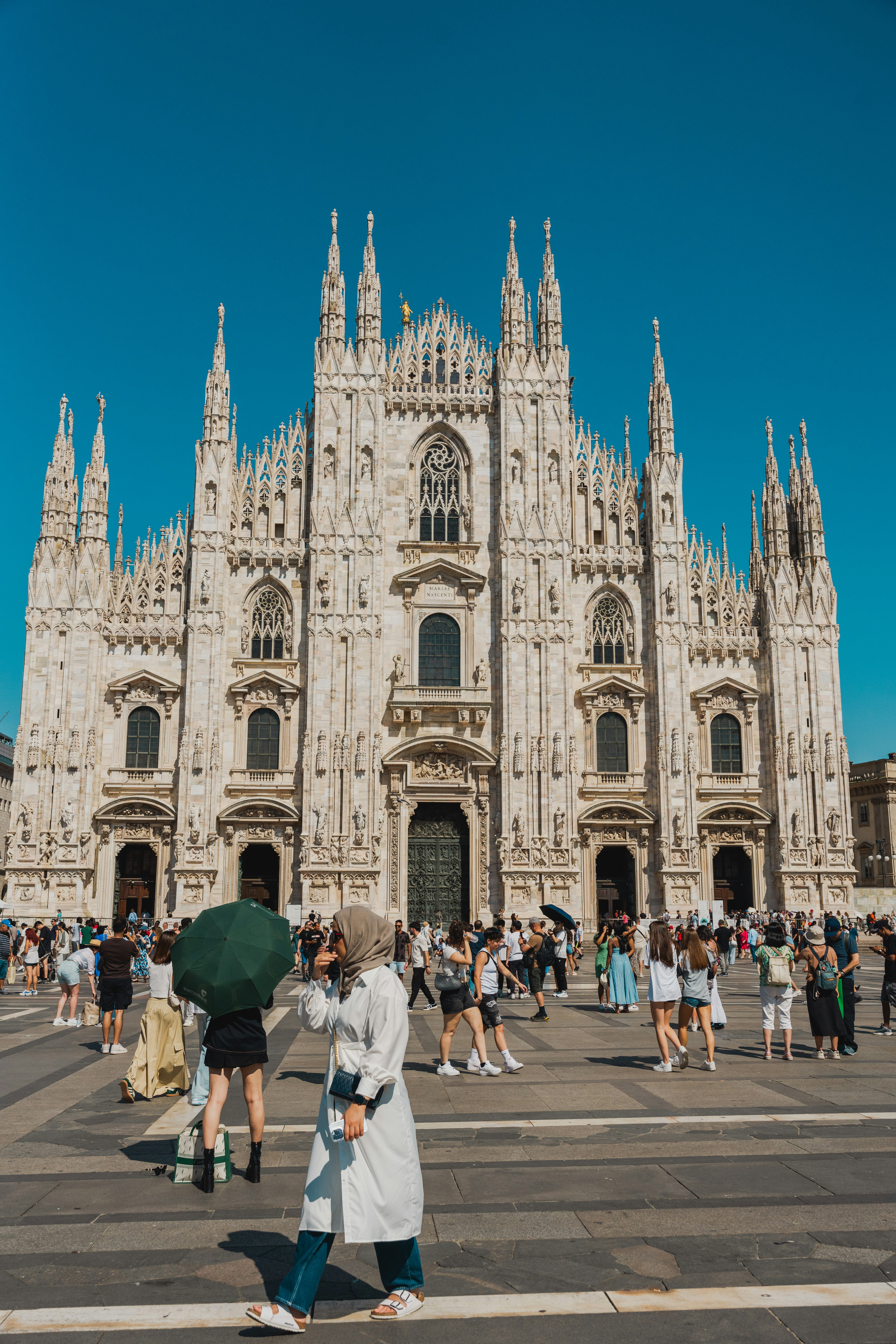 Un gruppo di persone in piedi davanti a una cattedrale