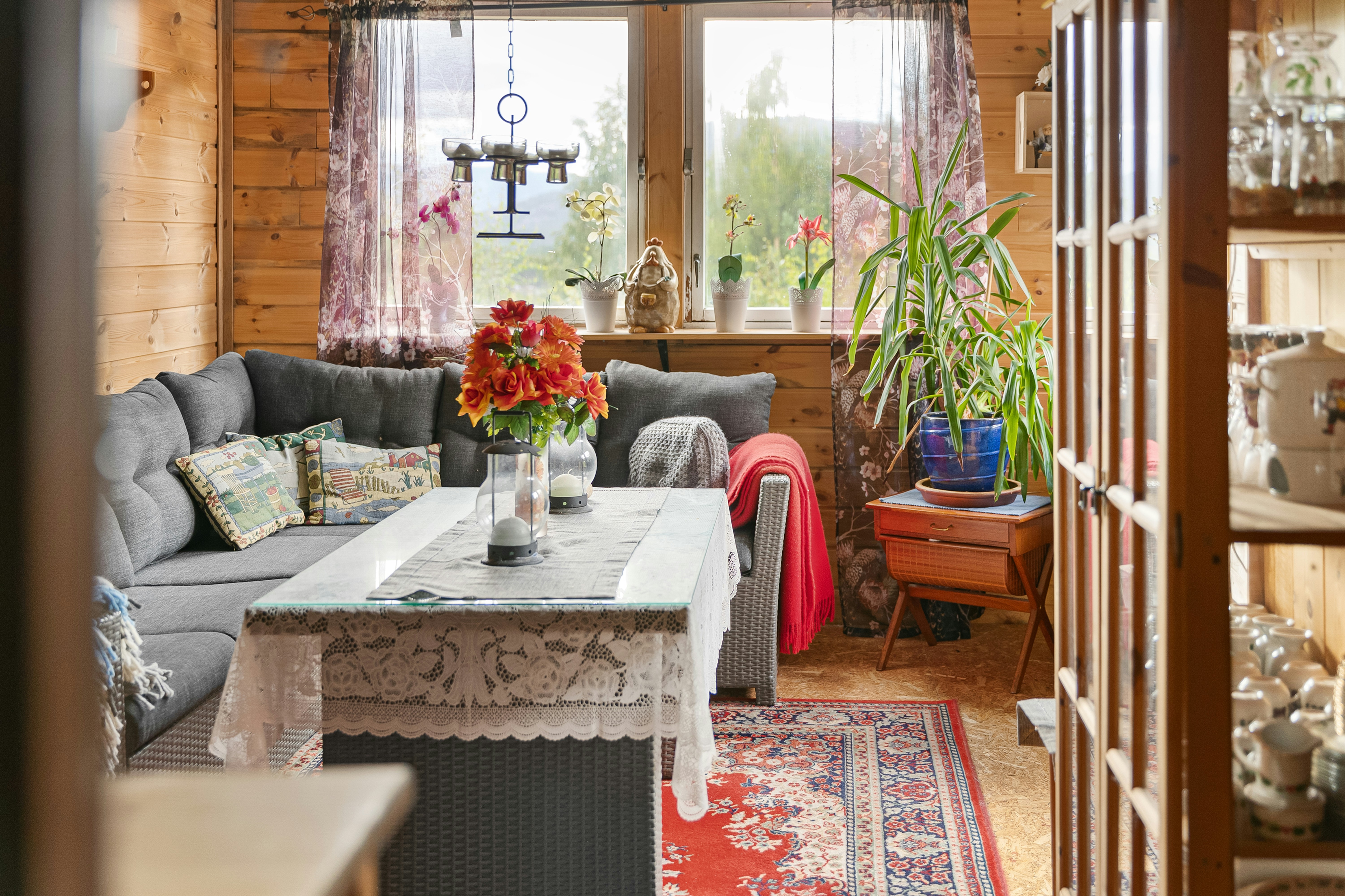 A living room filled with furniture and lots of windows