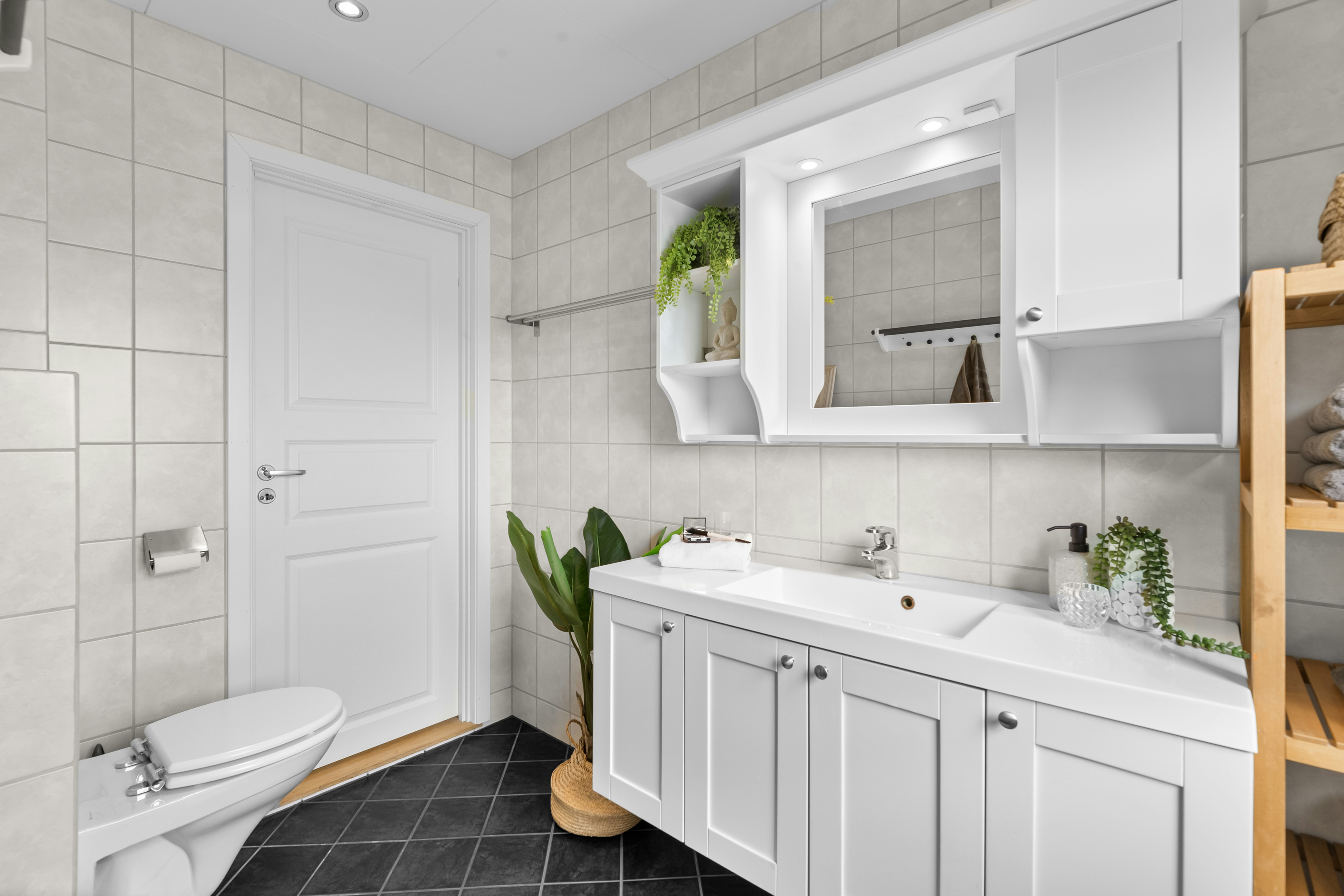 A bathroom with two sinks, a toilet and a shower
