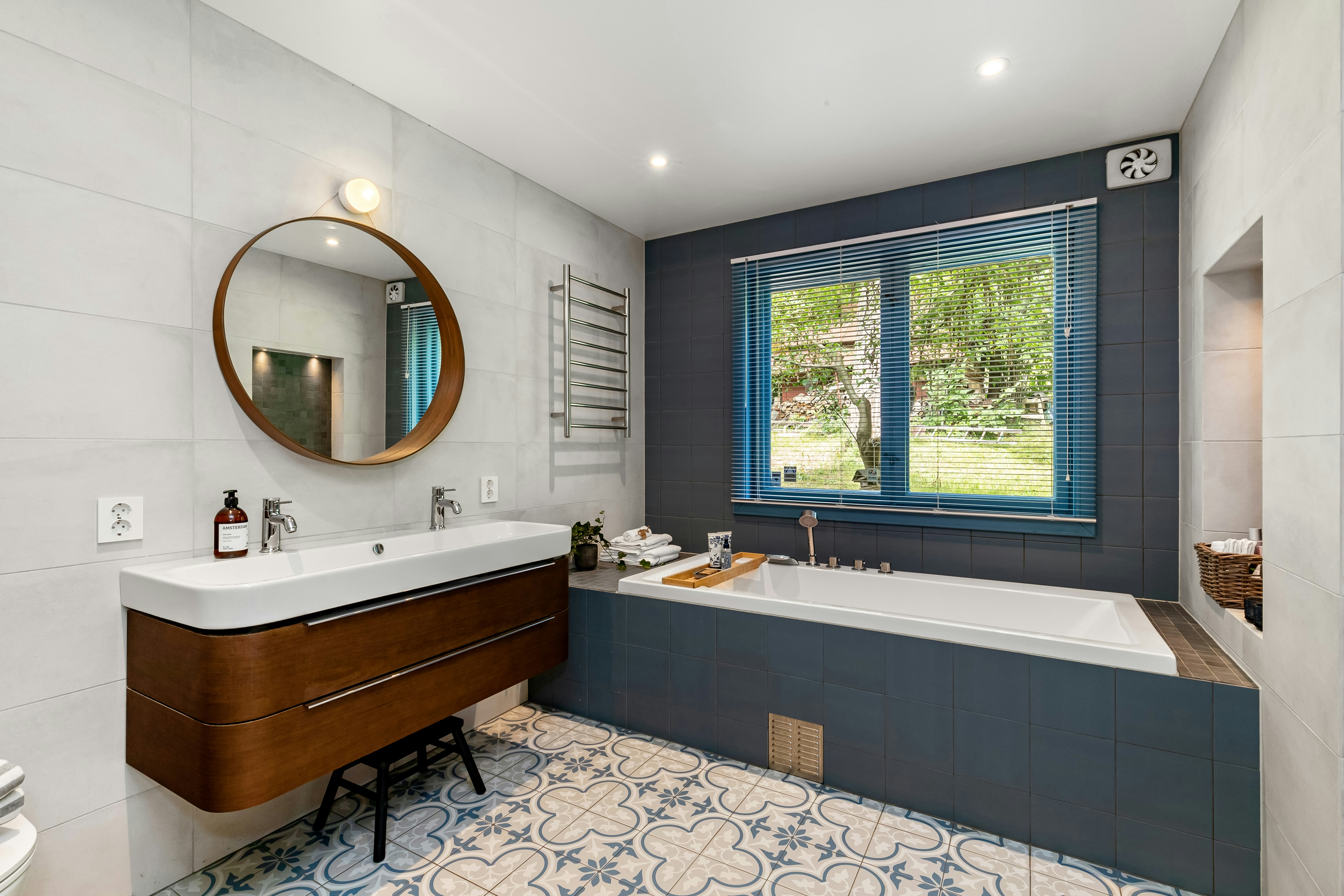 Fertig umgebautes Badezimmer mit grosser Badewanne und modernem Waschbecken in Berlin