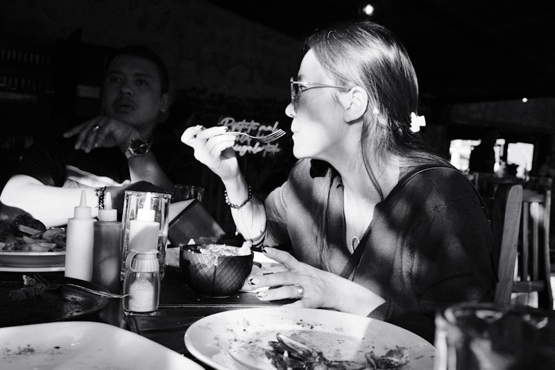 Pizza keyfi yapan kadın