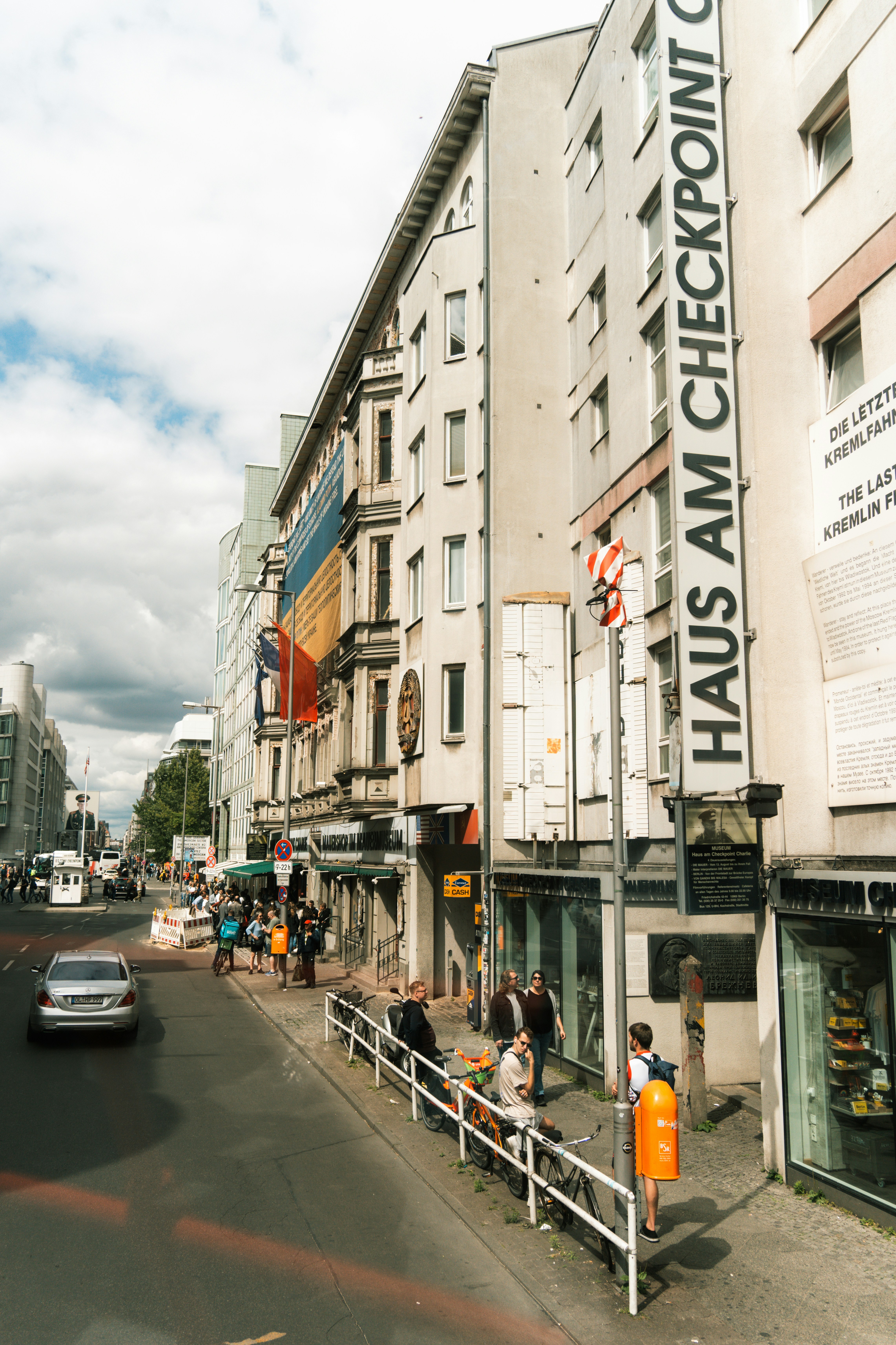 Une rue de la ville remplie de grands immeubles