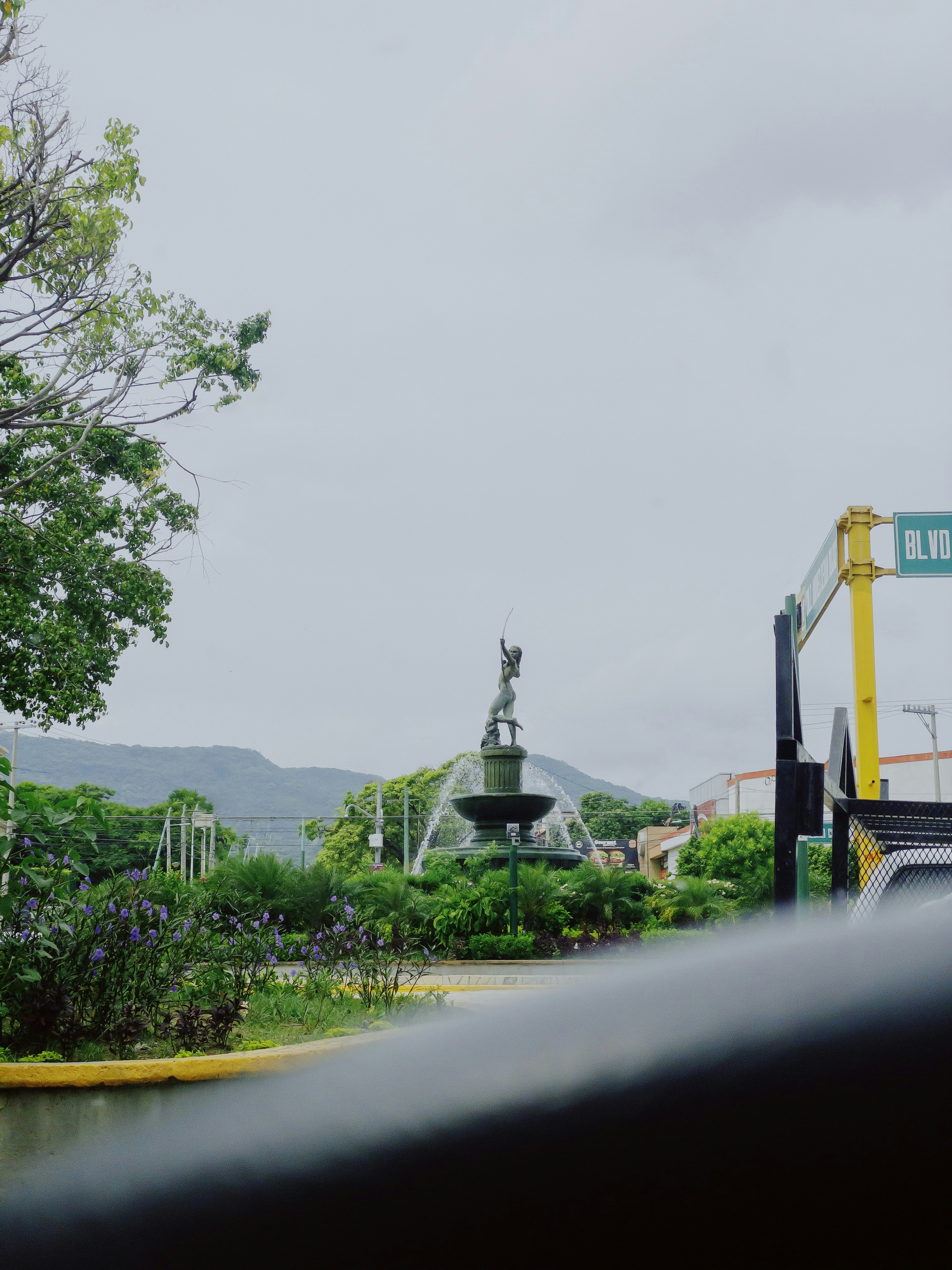 Un letrero de la calle al costado de una carretera