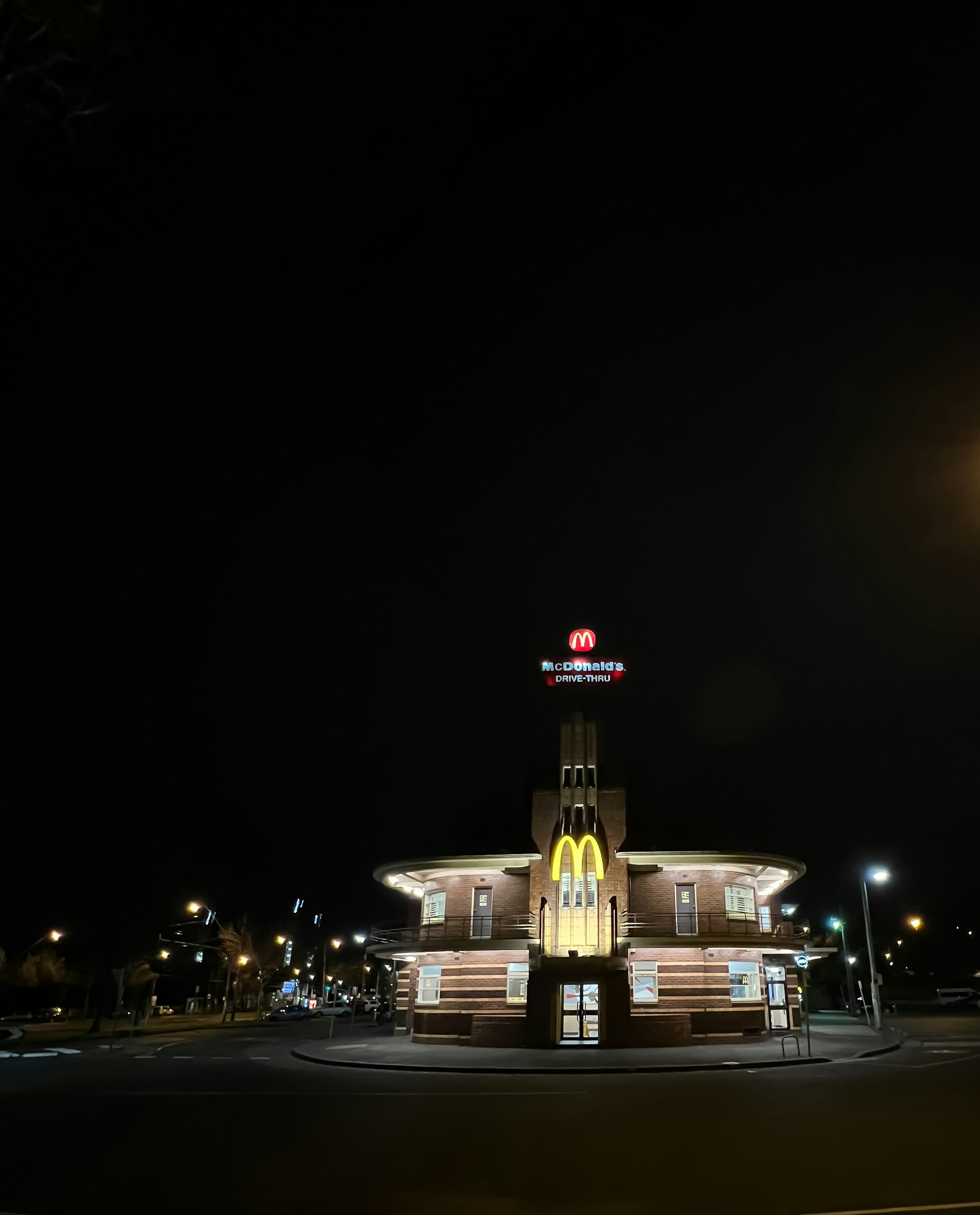 Un restaurante McDonald's iluminado por la noche