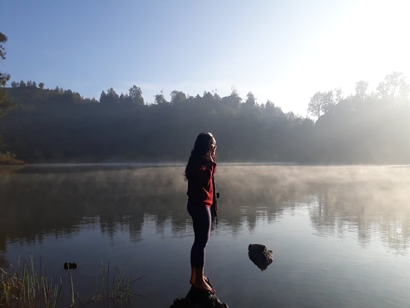 Persoun um Steen nieft Waasser