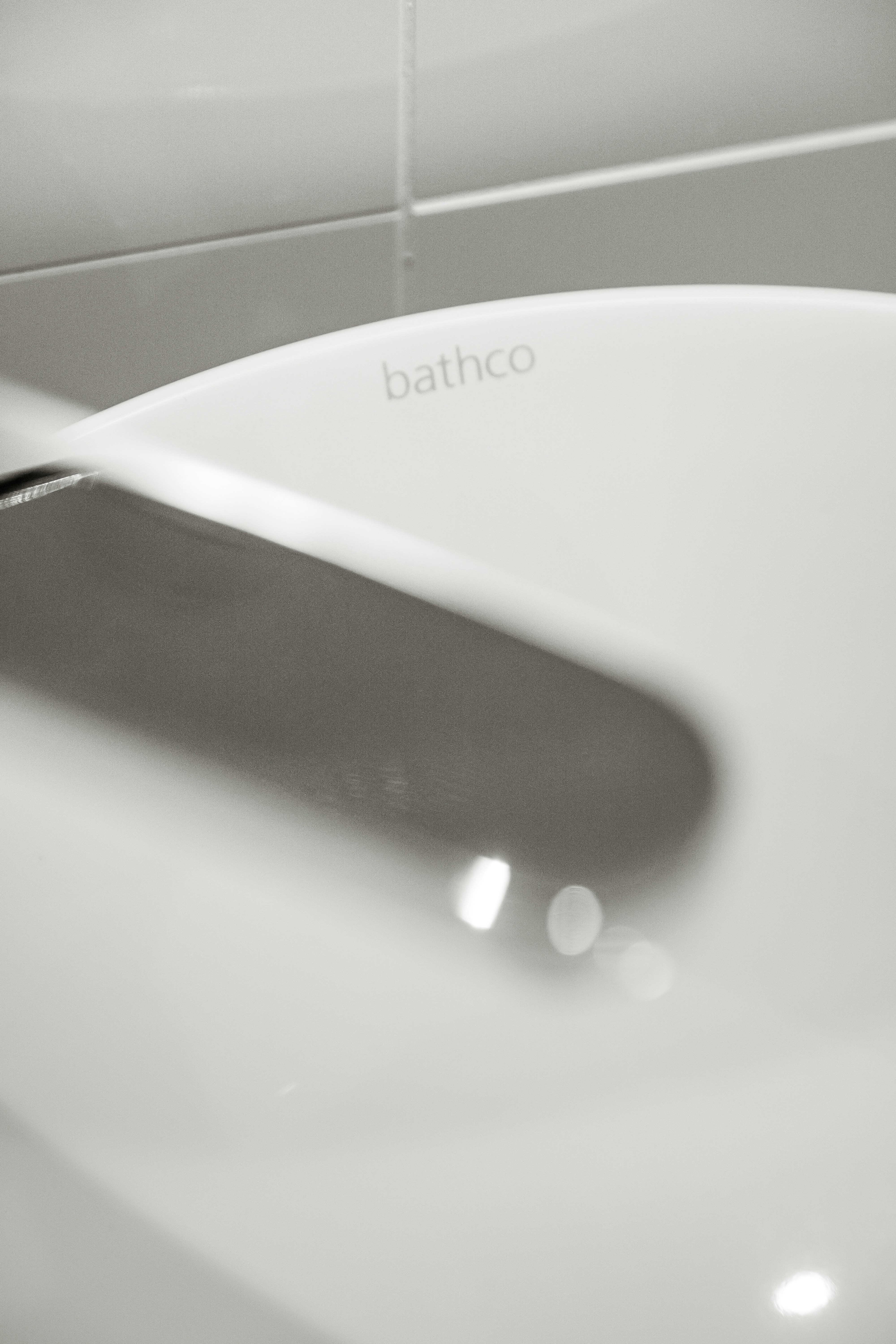 Nahaufnahme einer modernen Sanitärarmatur am Waschbecken