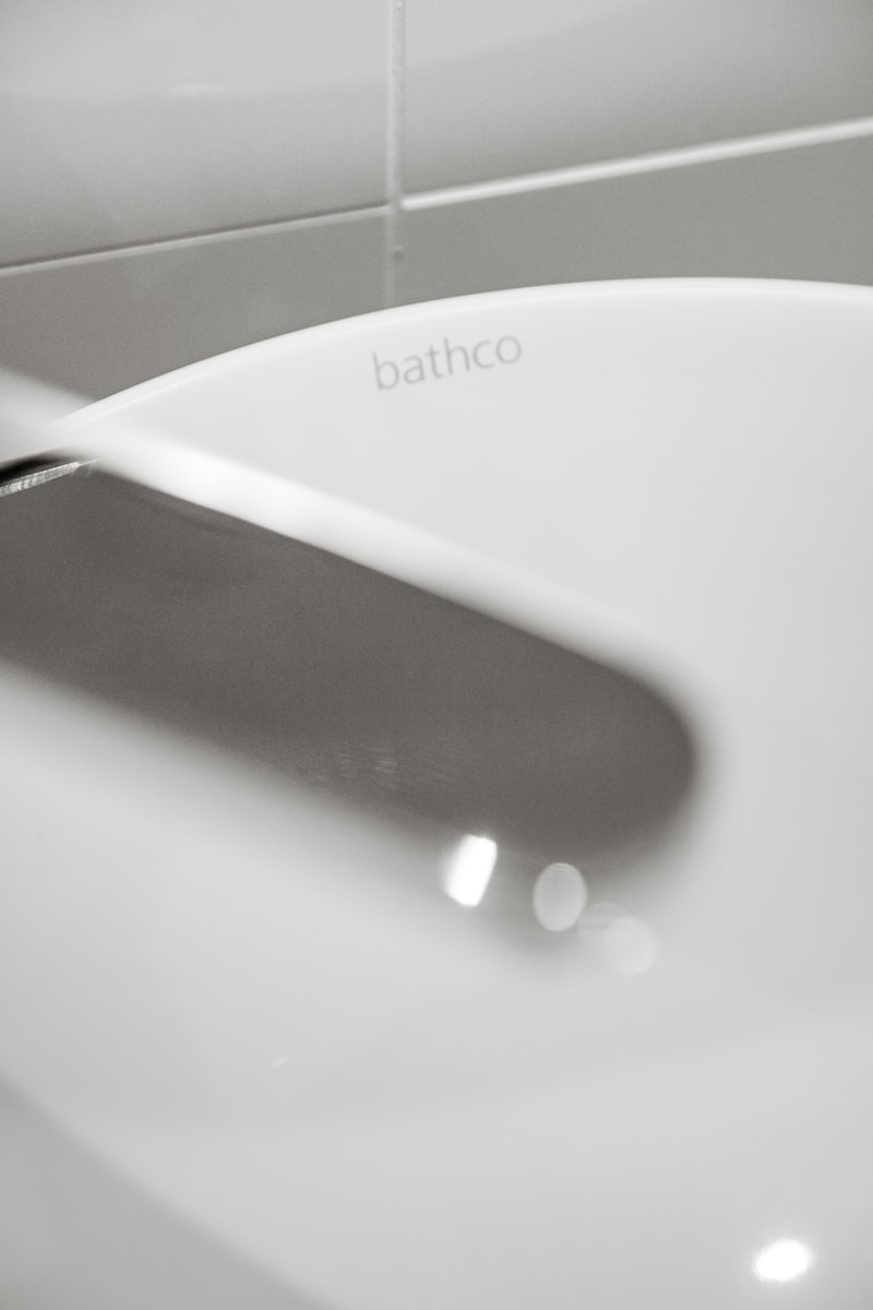 Detail moderního umyvadla s baterií