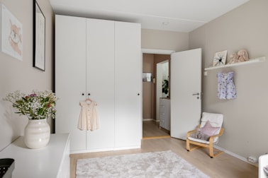 chambre enfant organisée et minimaliste 