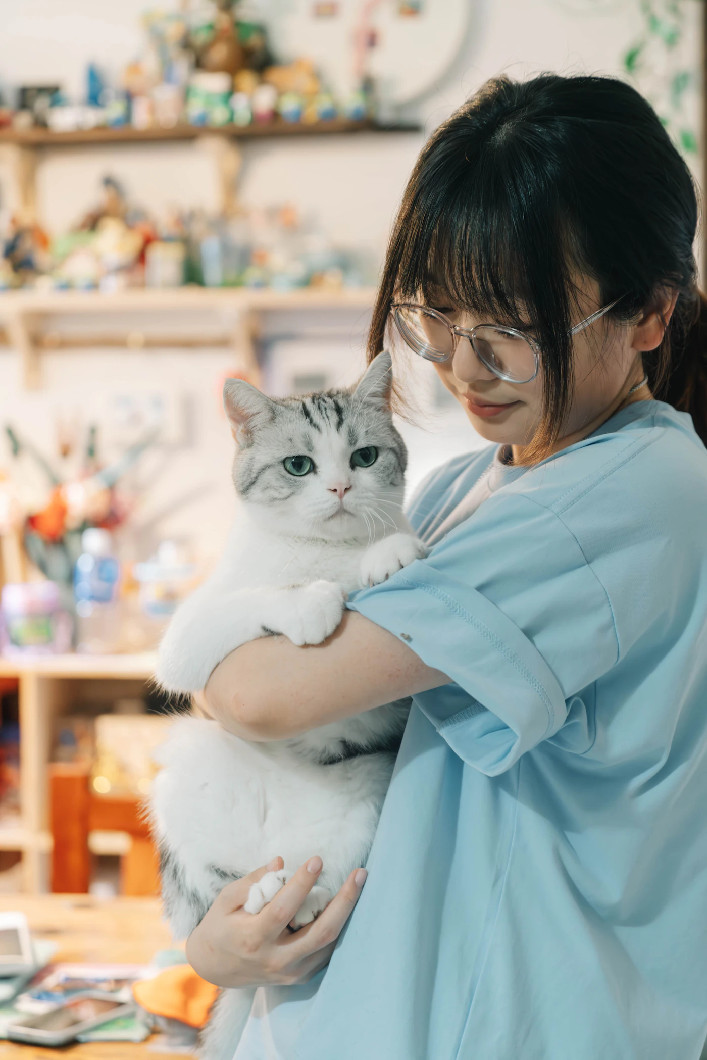 照護者溫柔地抱著一隻貓