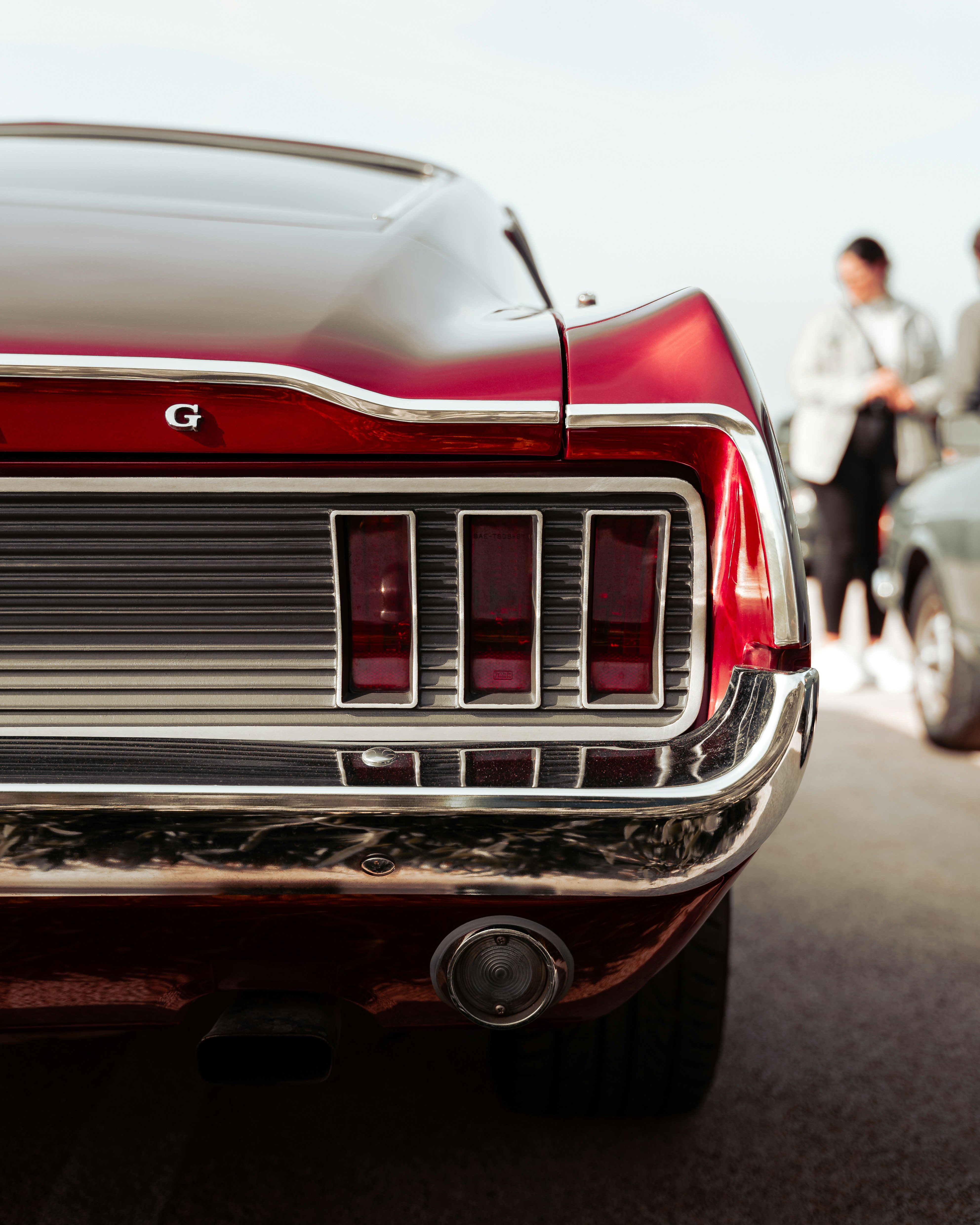 Un primer plano de la parte trasera de un coche clásico foto – Imagen de  Coche gratuita en Unsplash, image size:3000x3750