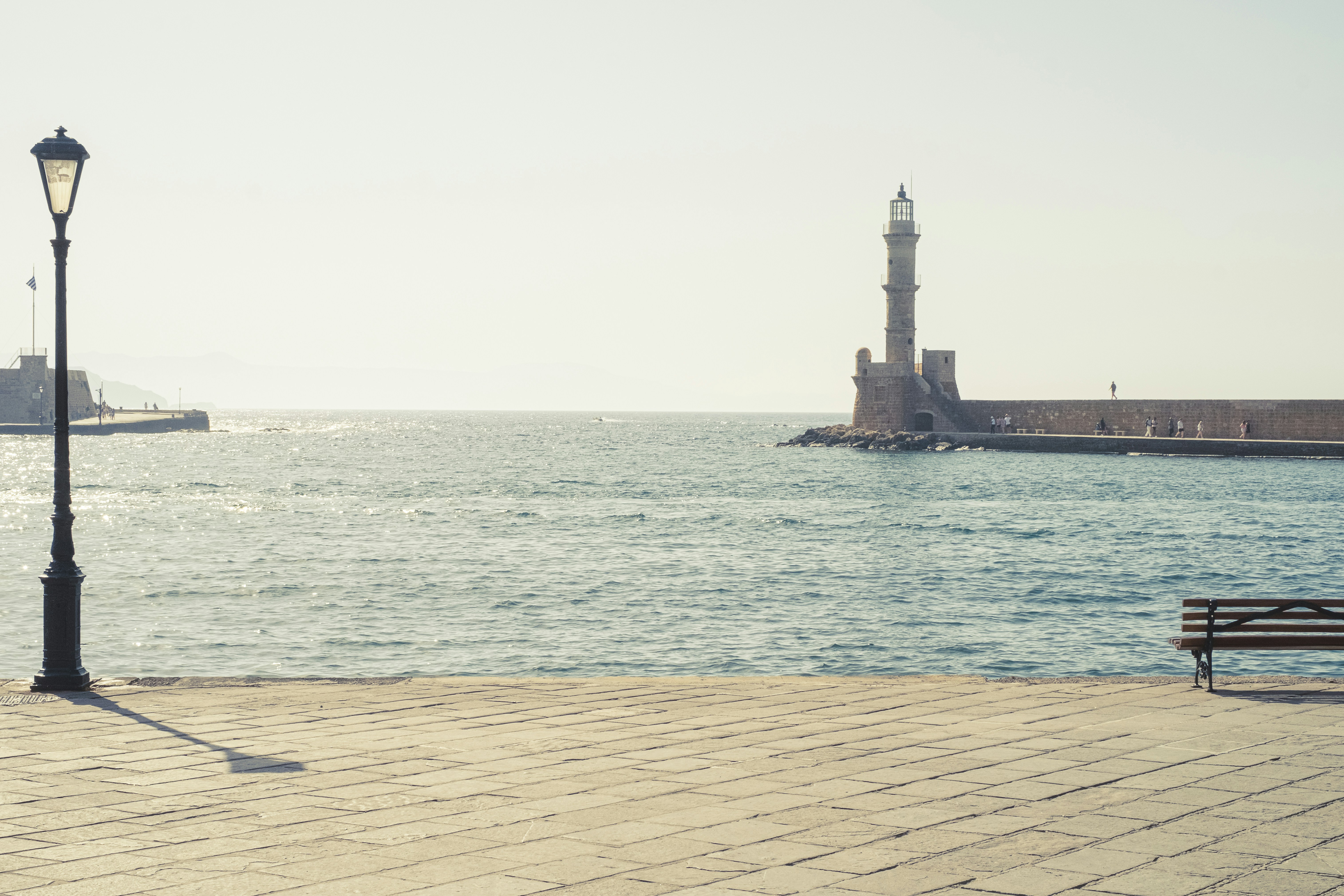 Un banco sentado junto a un cuerpo de agua