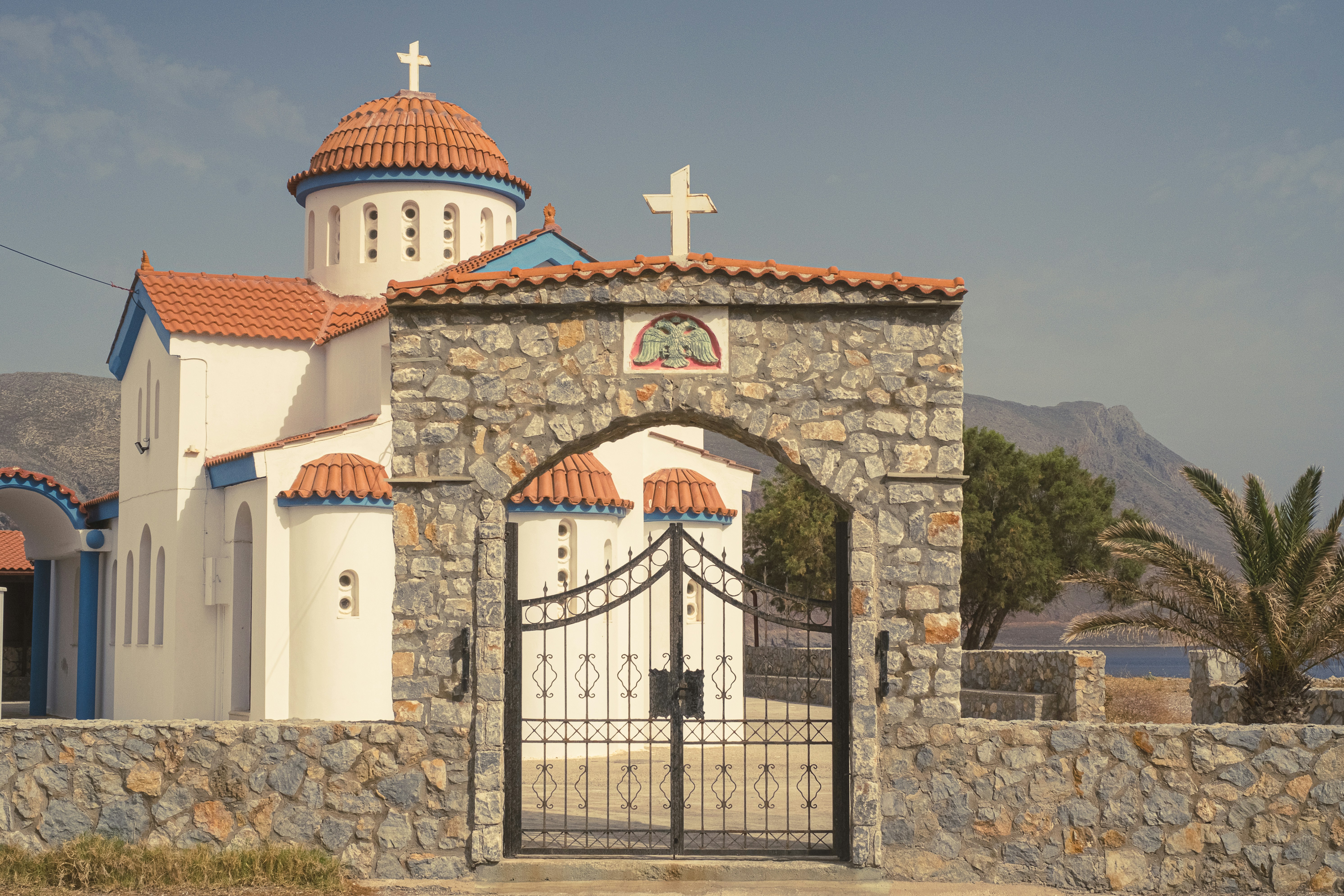 Una iglesia con una puerta y una cruz encima de ella