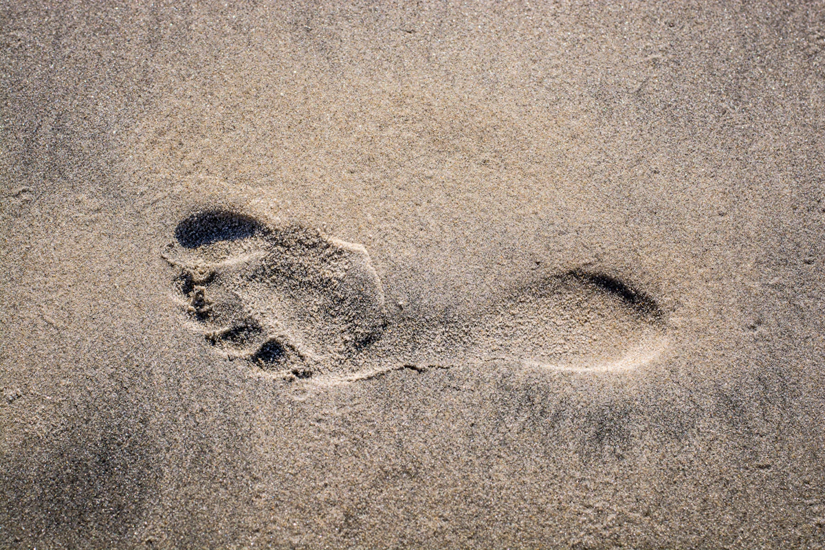 Fußabdrücke im Sand an einem Strand